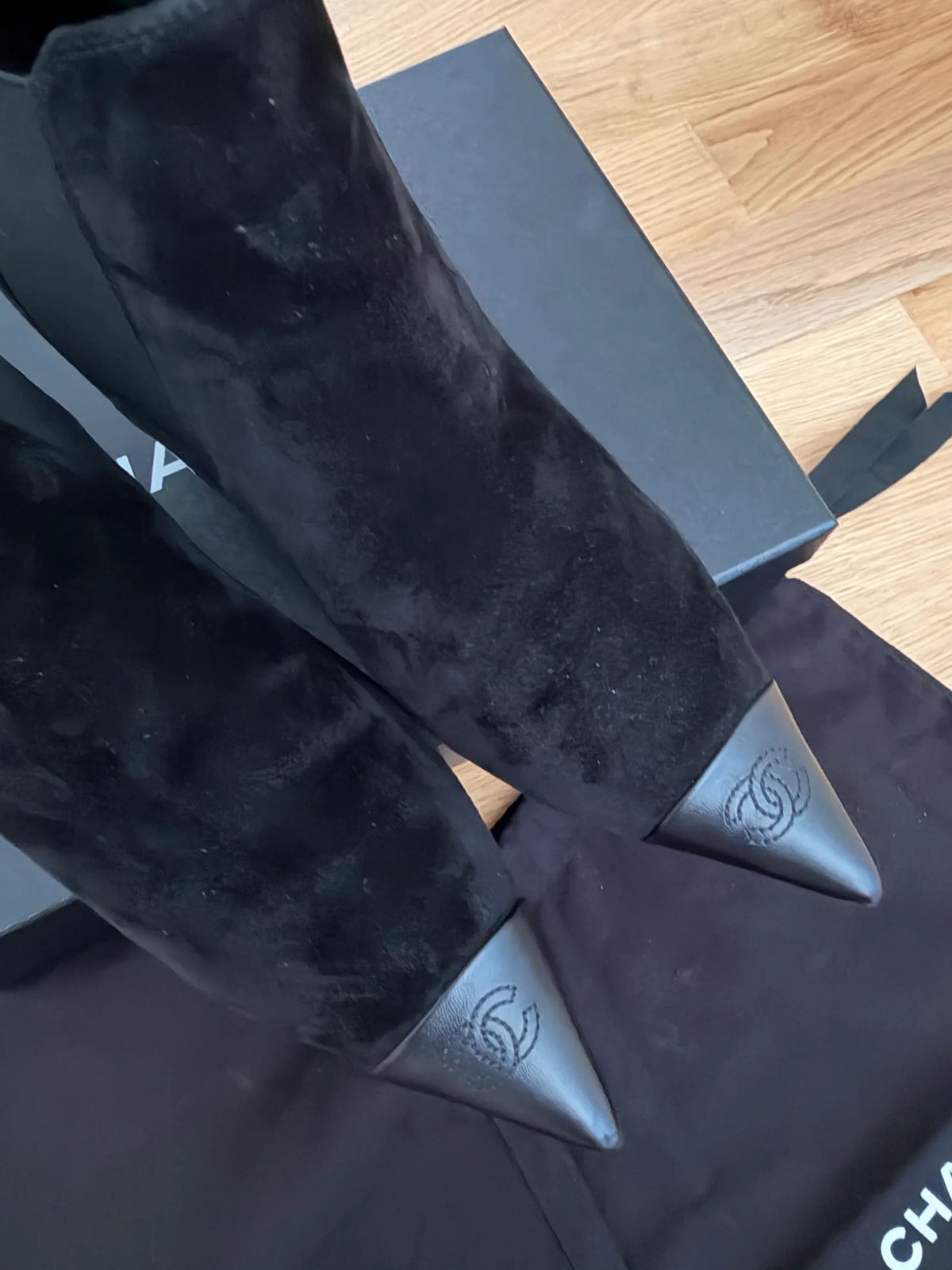 Chanel Cc Logo Pointed Toe Pull-on Ankle-skinnboots
