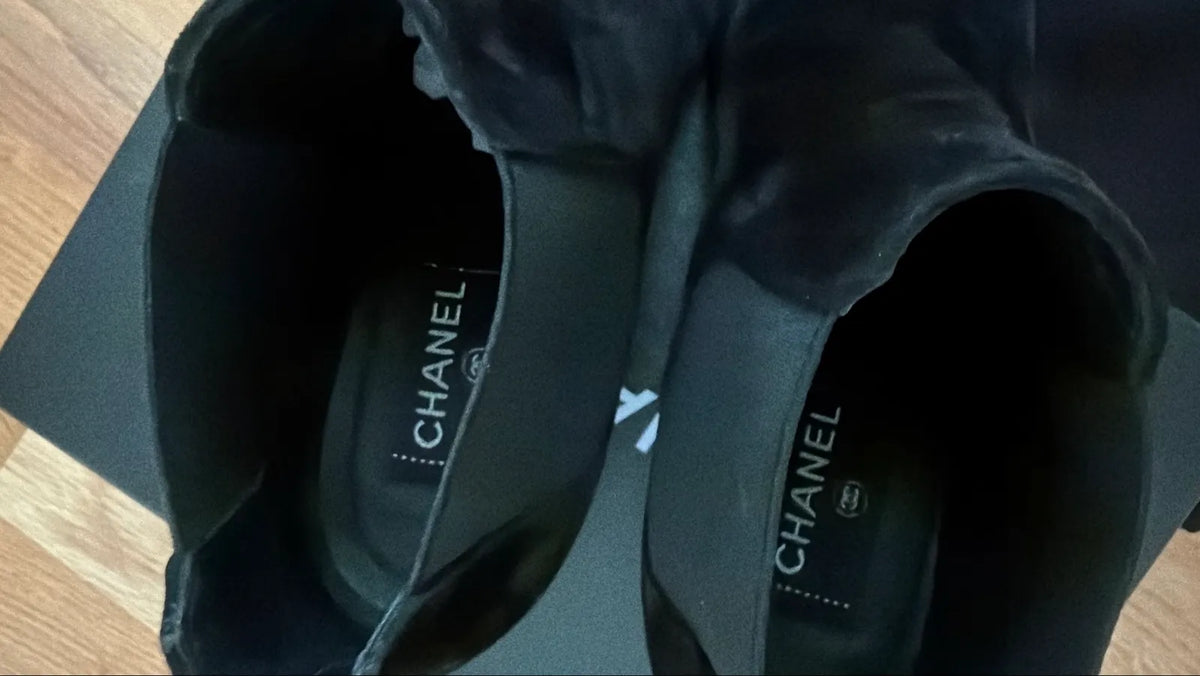 Chanel Cc Logo Pointed Toe Pull-on Ankle-skinnboots