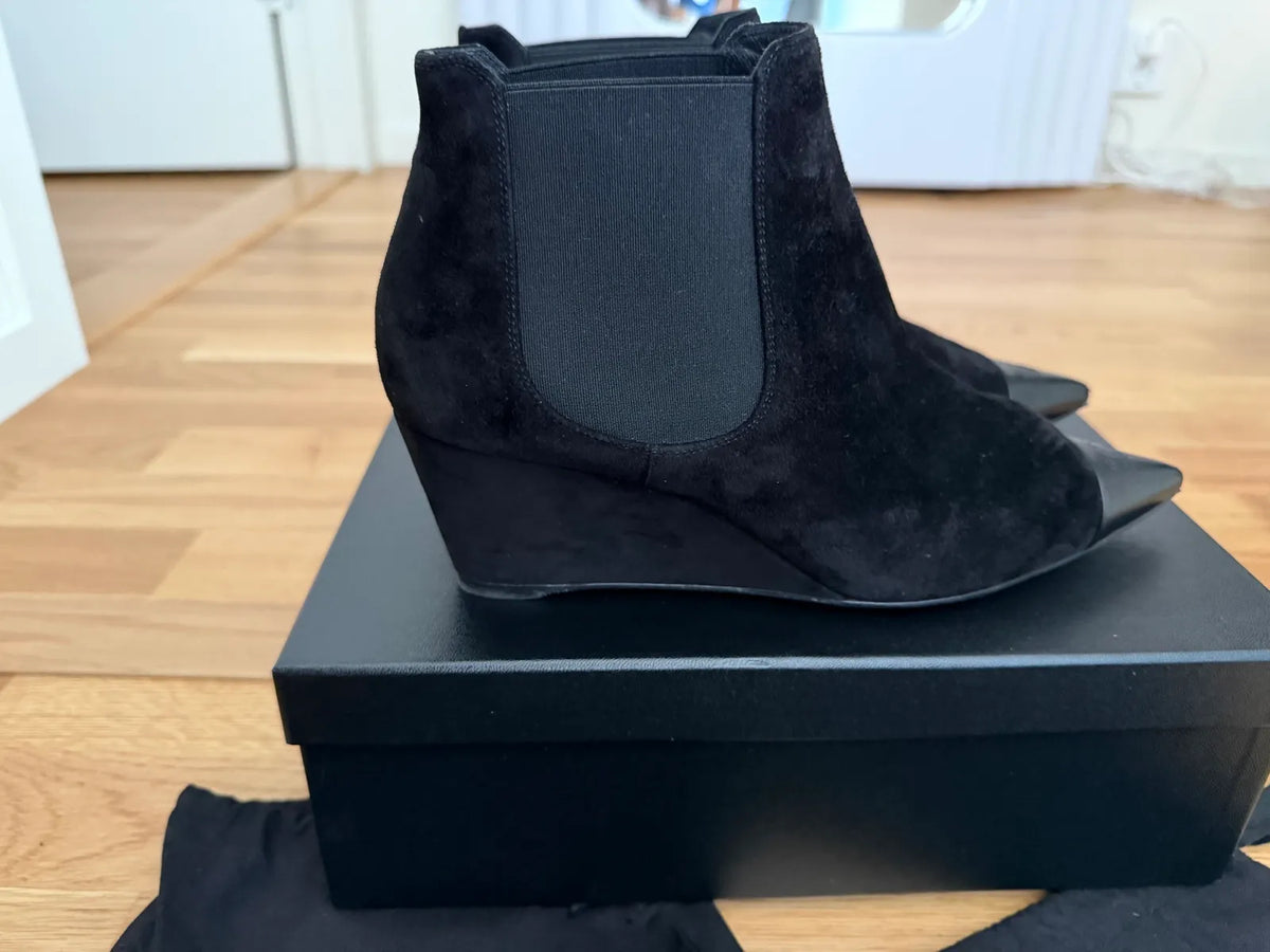 Chanel Cc Logo Pointed Toe Pull-on Ankle-skinnboots