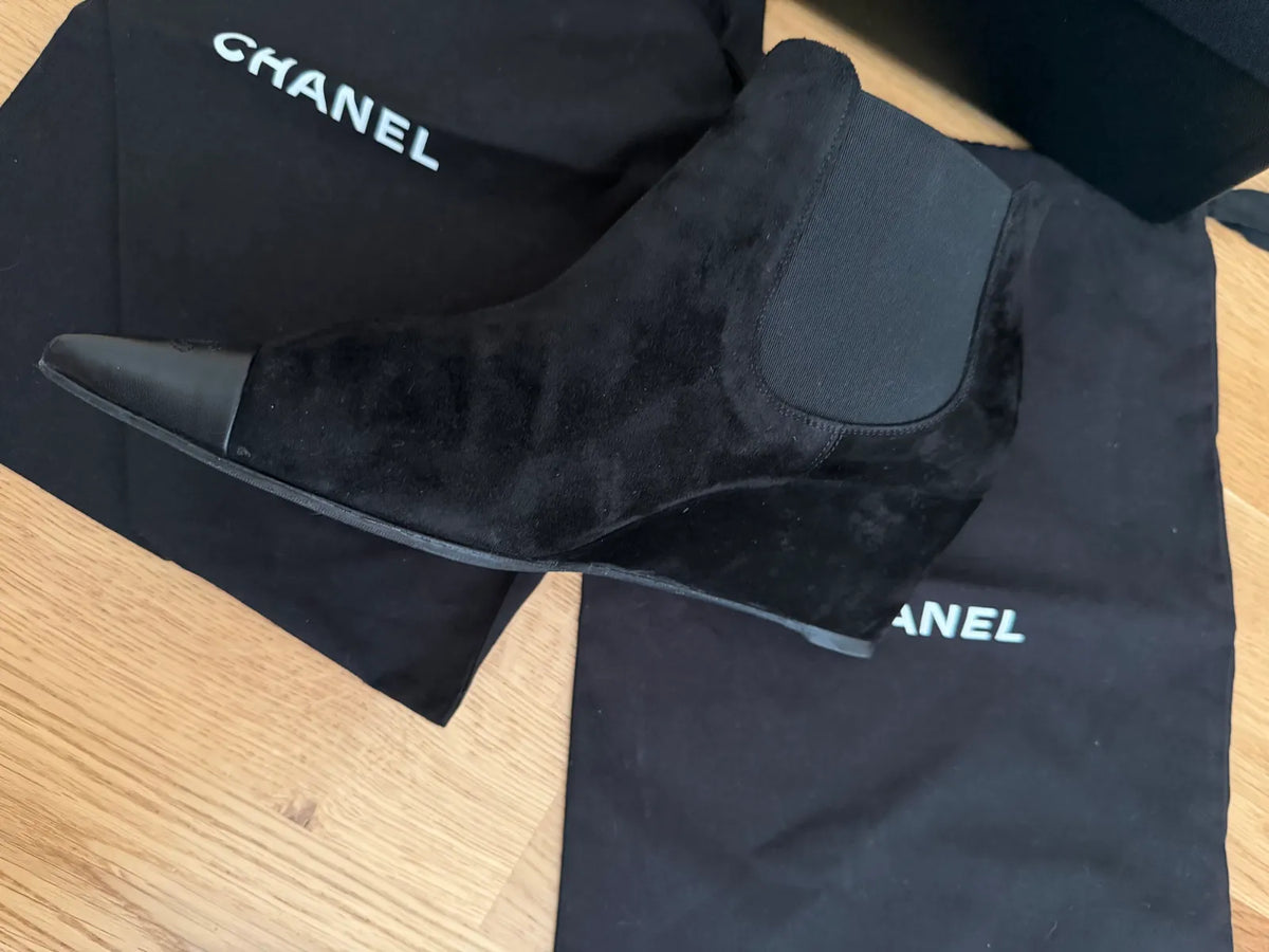 Chanel Cc Logo Pointed Toe Pull-on Ankle-skinnboots
