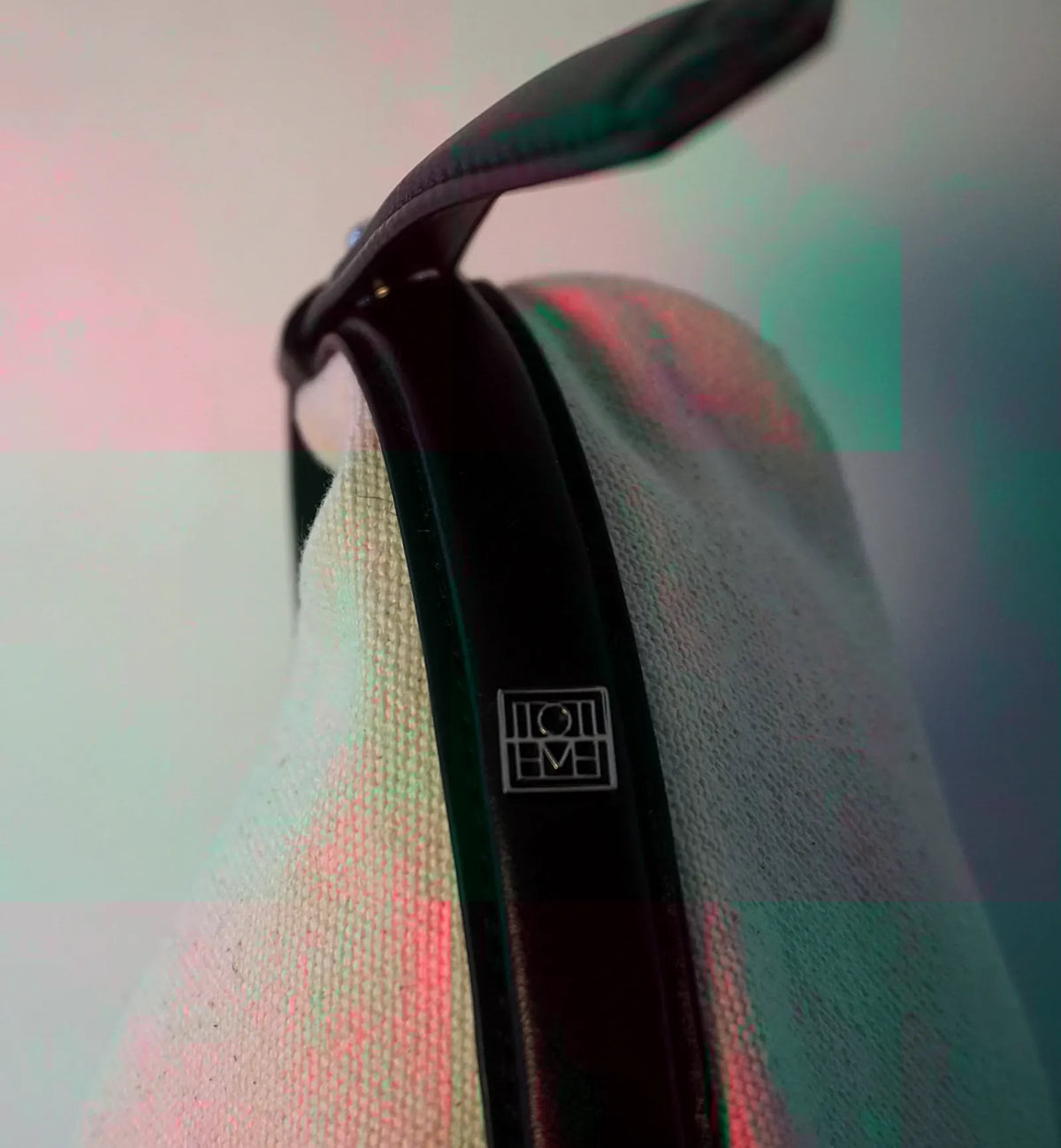 Toteme Leather-trimmed Canvas Sling-skinnaxelremsväska