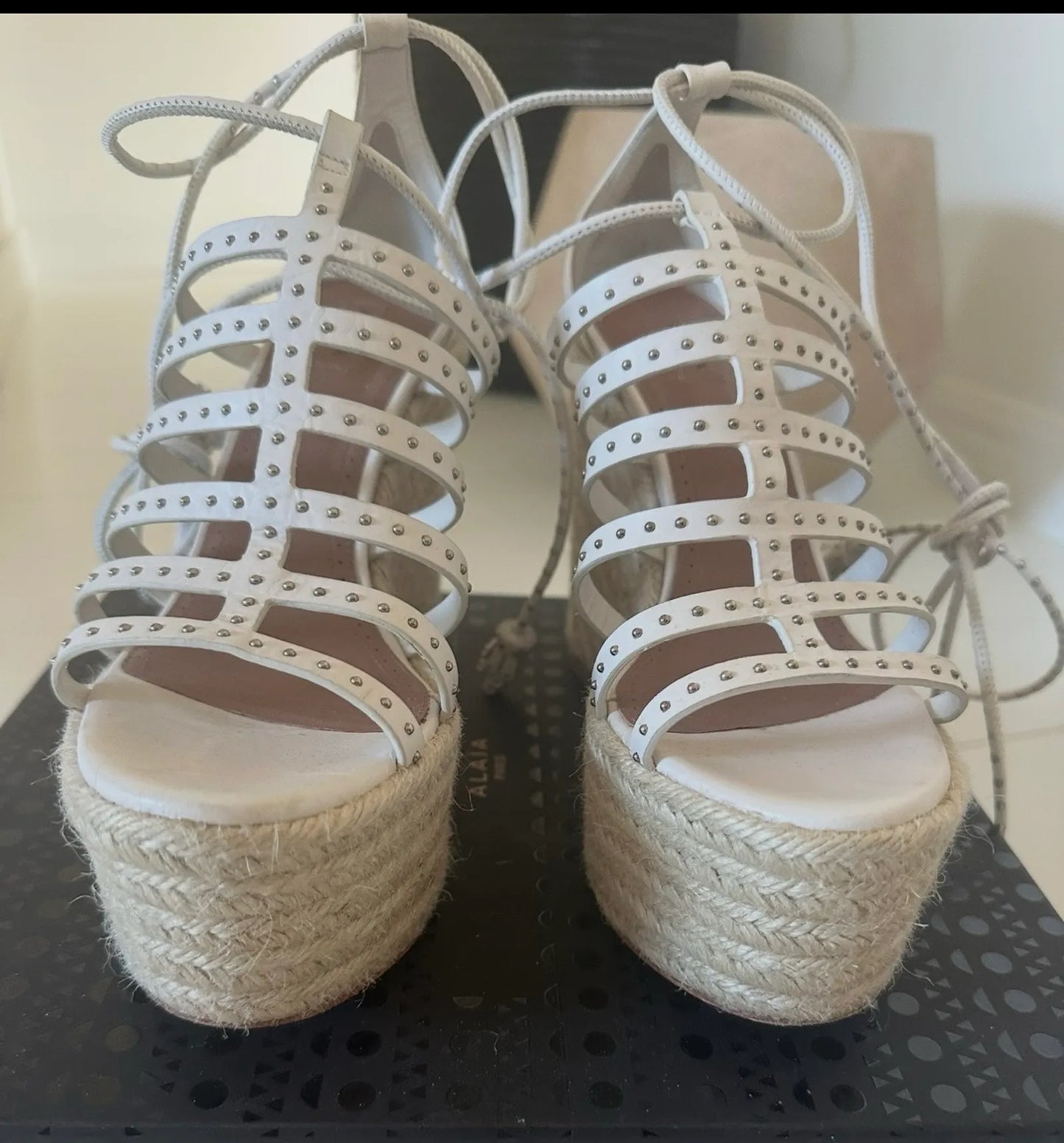 Alaïa Ladies Veau1 Bande Clou White Espadrille Wedge Heels-skinnklackar