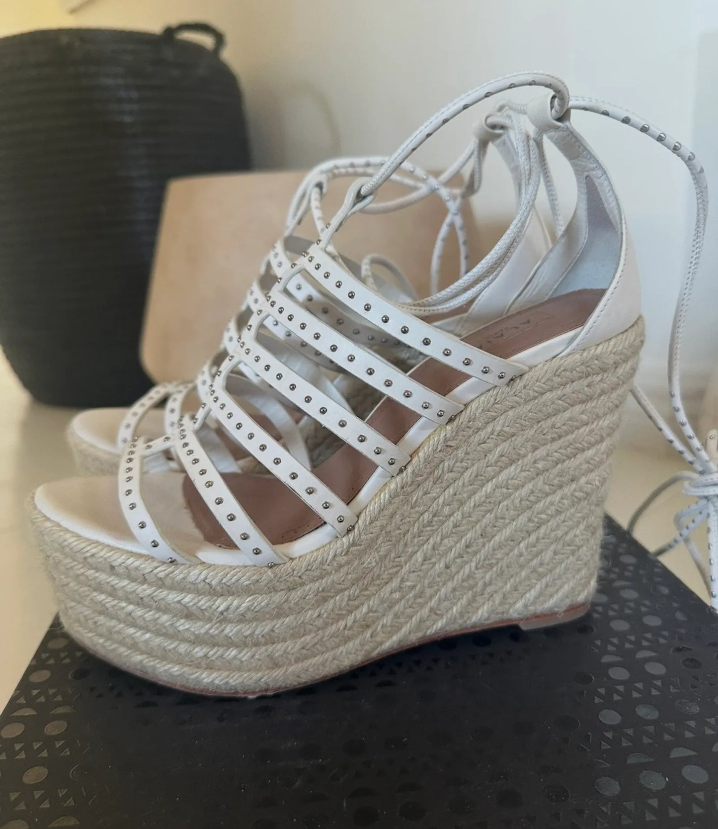 Alaïa Ladies Veau1 Bande Clou White Espadrille Wedge Heels-skinnklackar
