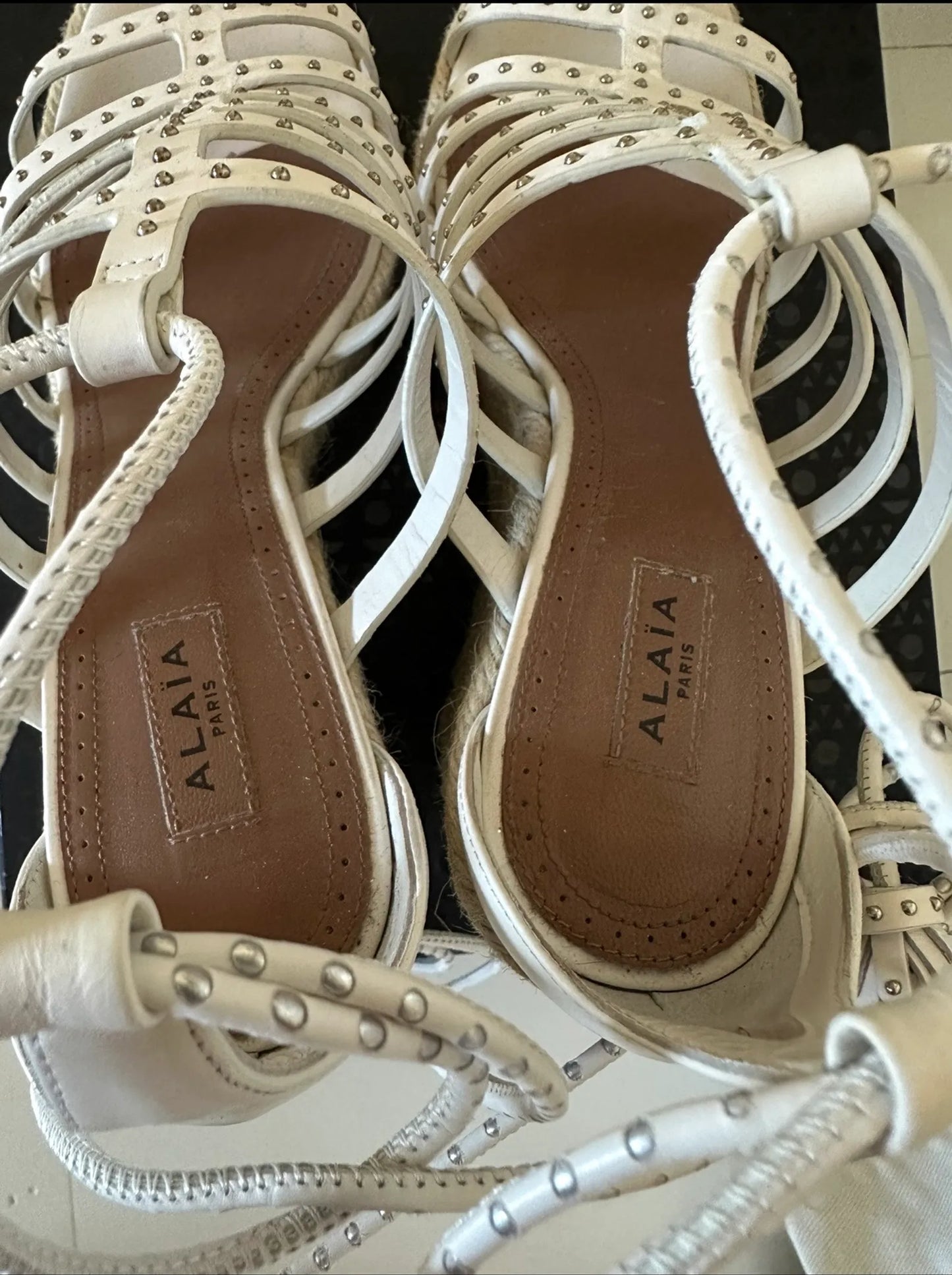 Alaïa Ladies Veau1 Bande Clou White Espadrille Wedge Heels-skinnklackar
