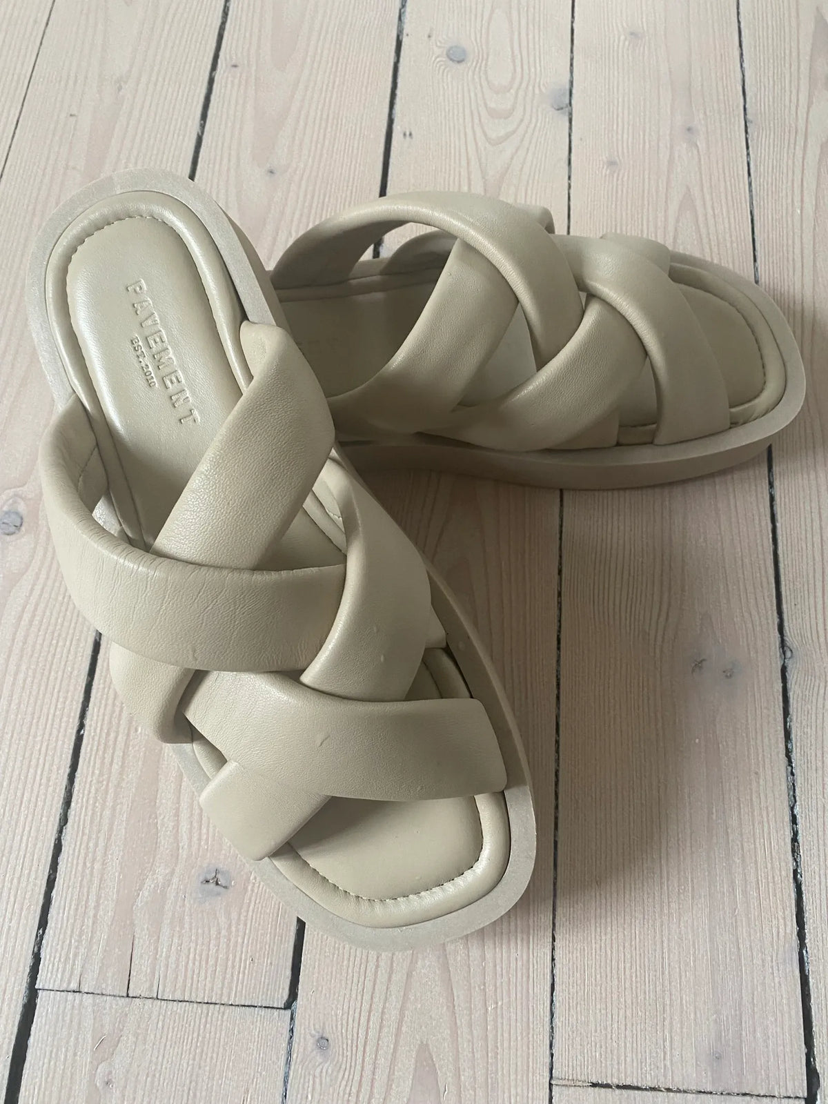 Pavement-skinnsandaler NWOT