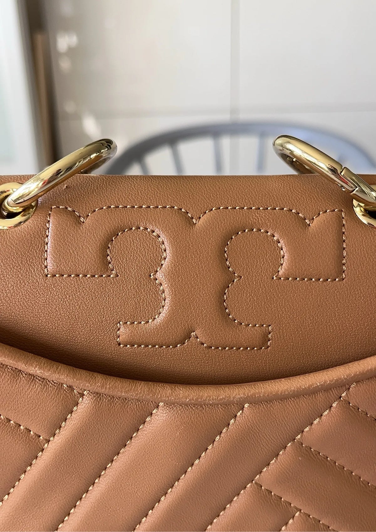 Tory Burch-skinnaxelremsväska