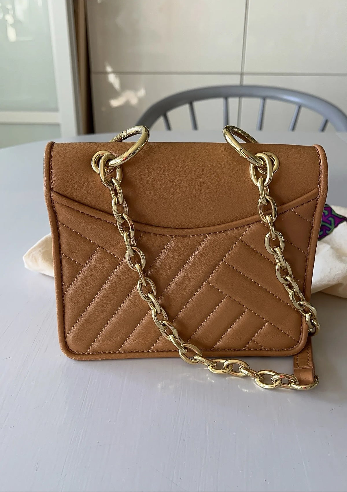 Tory Burch-skinnaxelremsväska