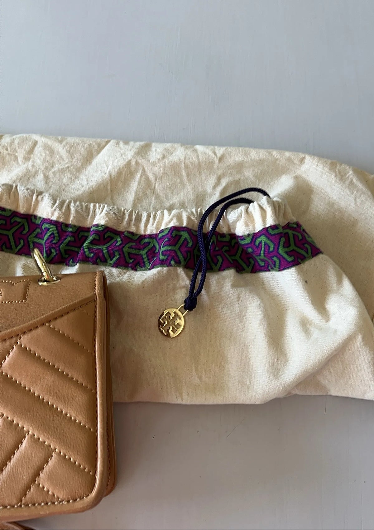 Tory Burch-skinnaxelremsväska