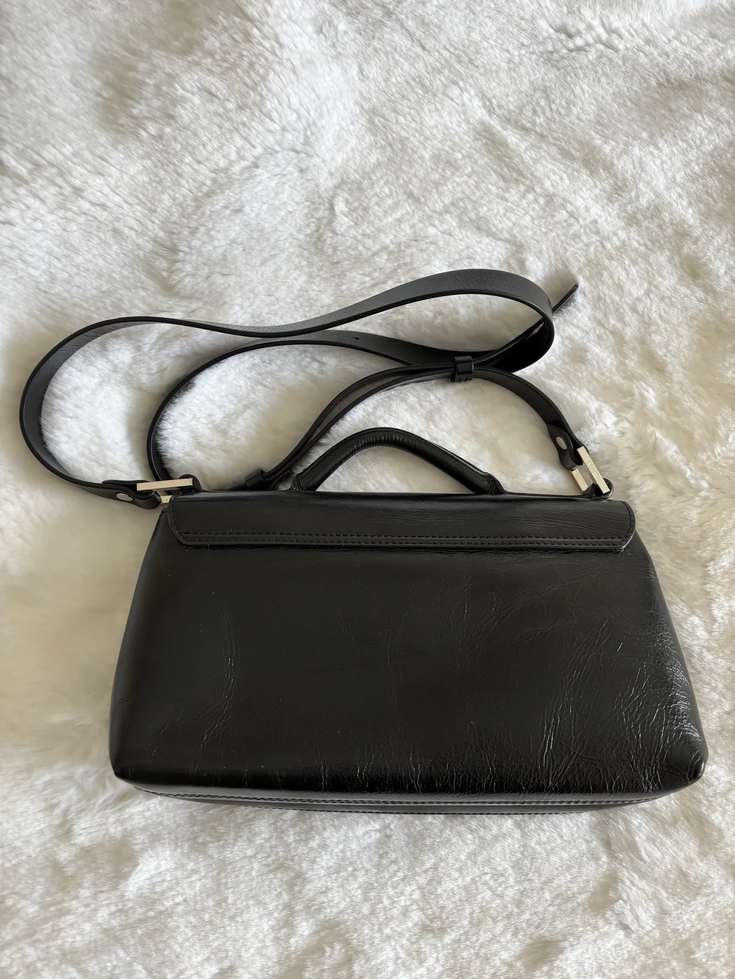 Filippa K 93 Monogram-skinnaxelremsväska