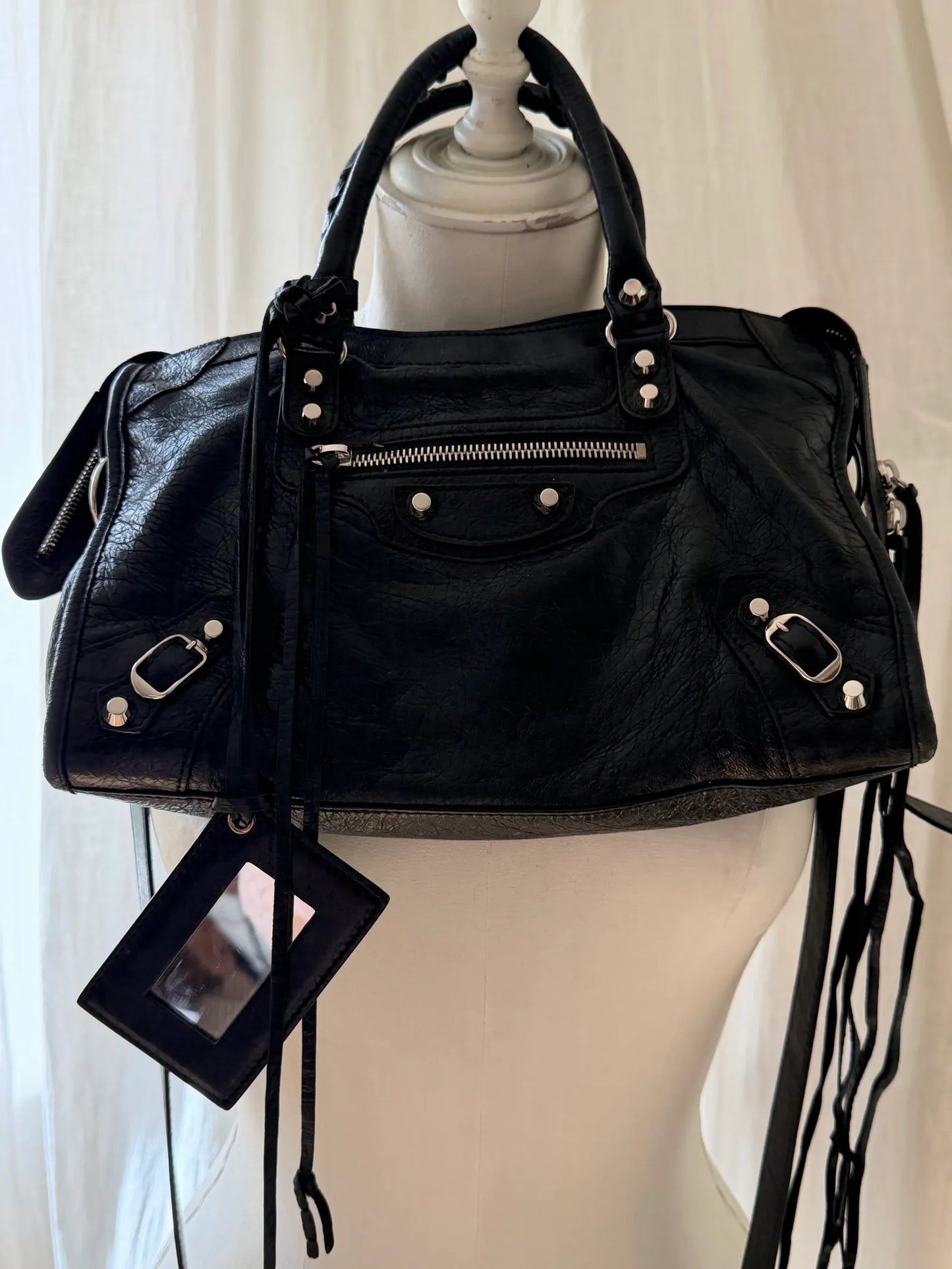 Balenciaga-skinnaxelremsväska