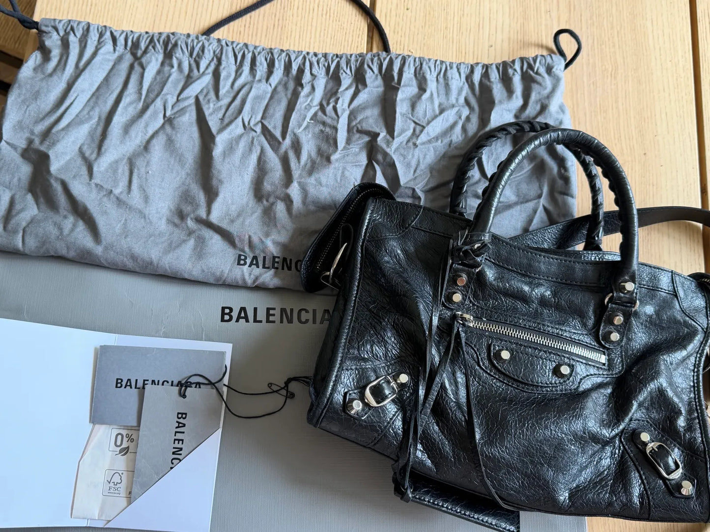 Balenciaga-skinnaxelremsväska