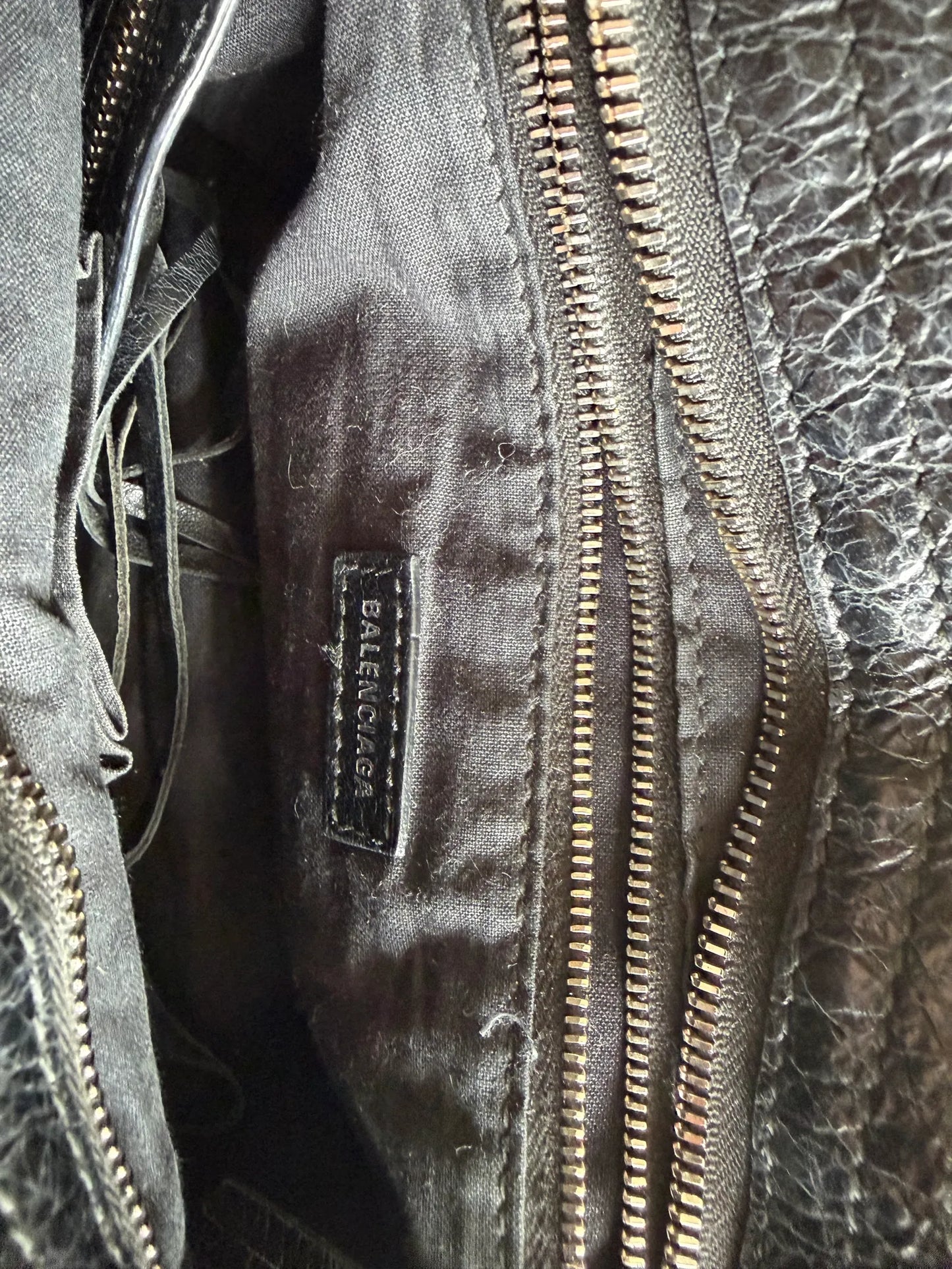 Balenciaga-skinnaxelremsväska