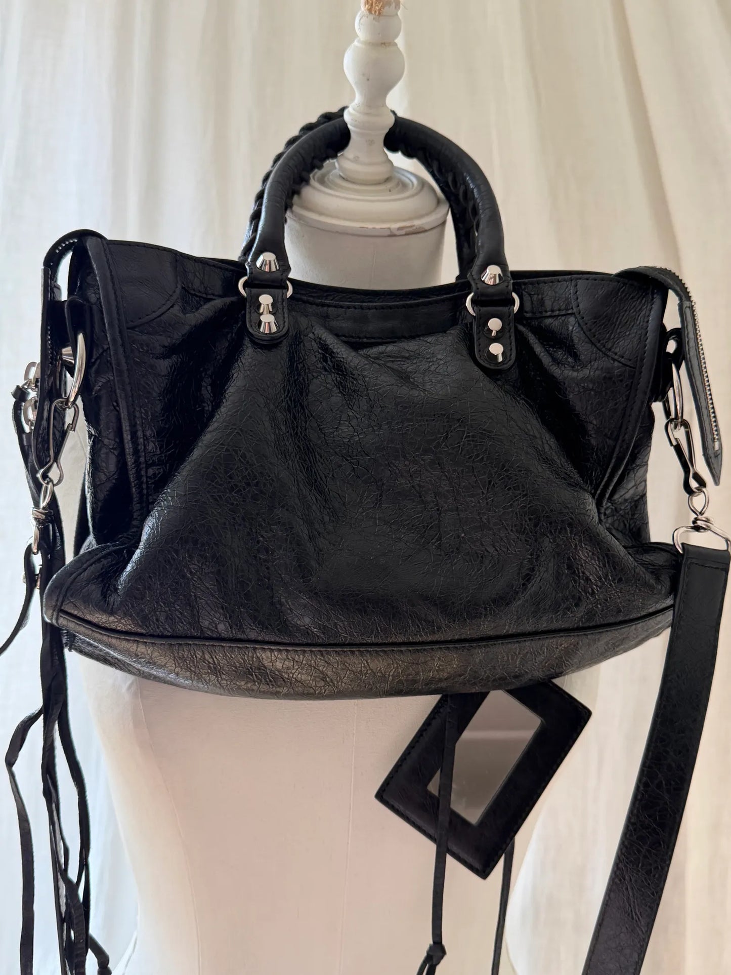 Balenciaga-skinnaxelremsväska