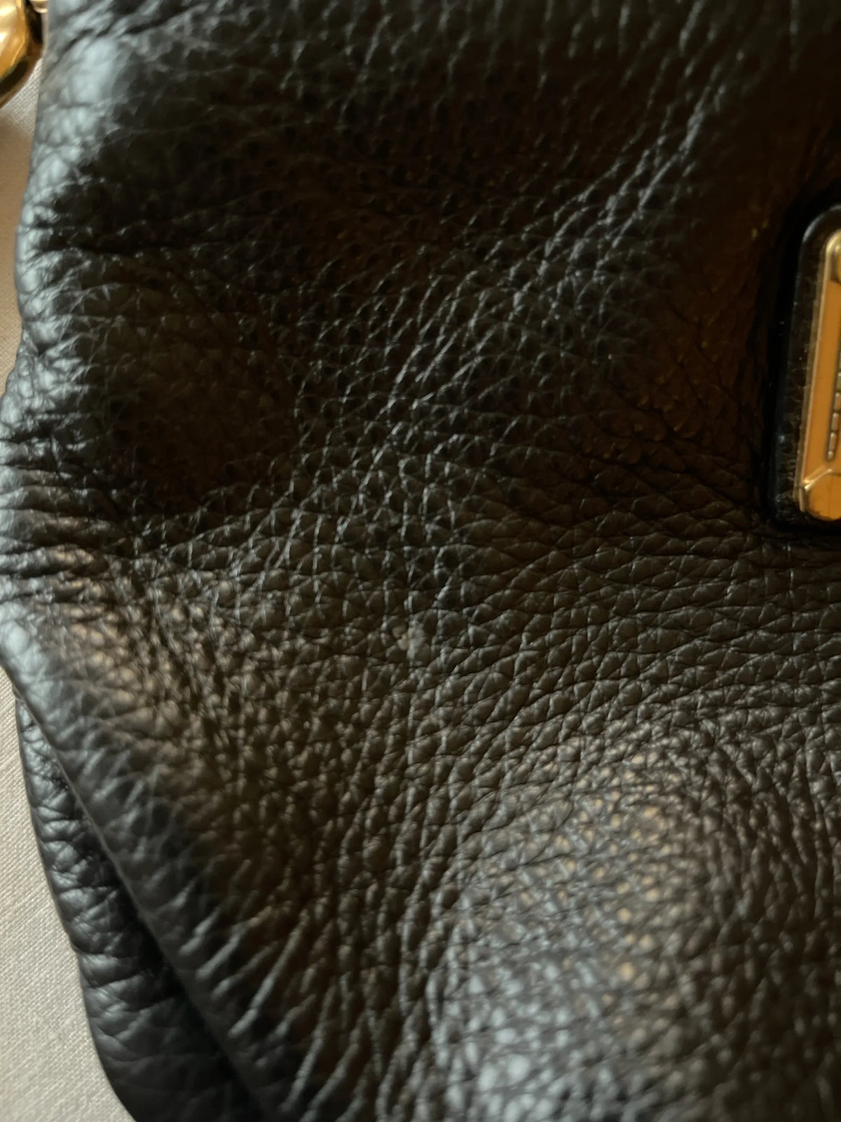 Marc Jacobs Classic Q Percy-skinnaxelremsväska