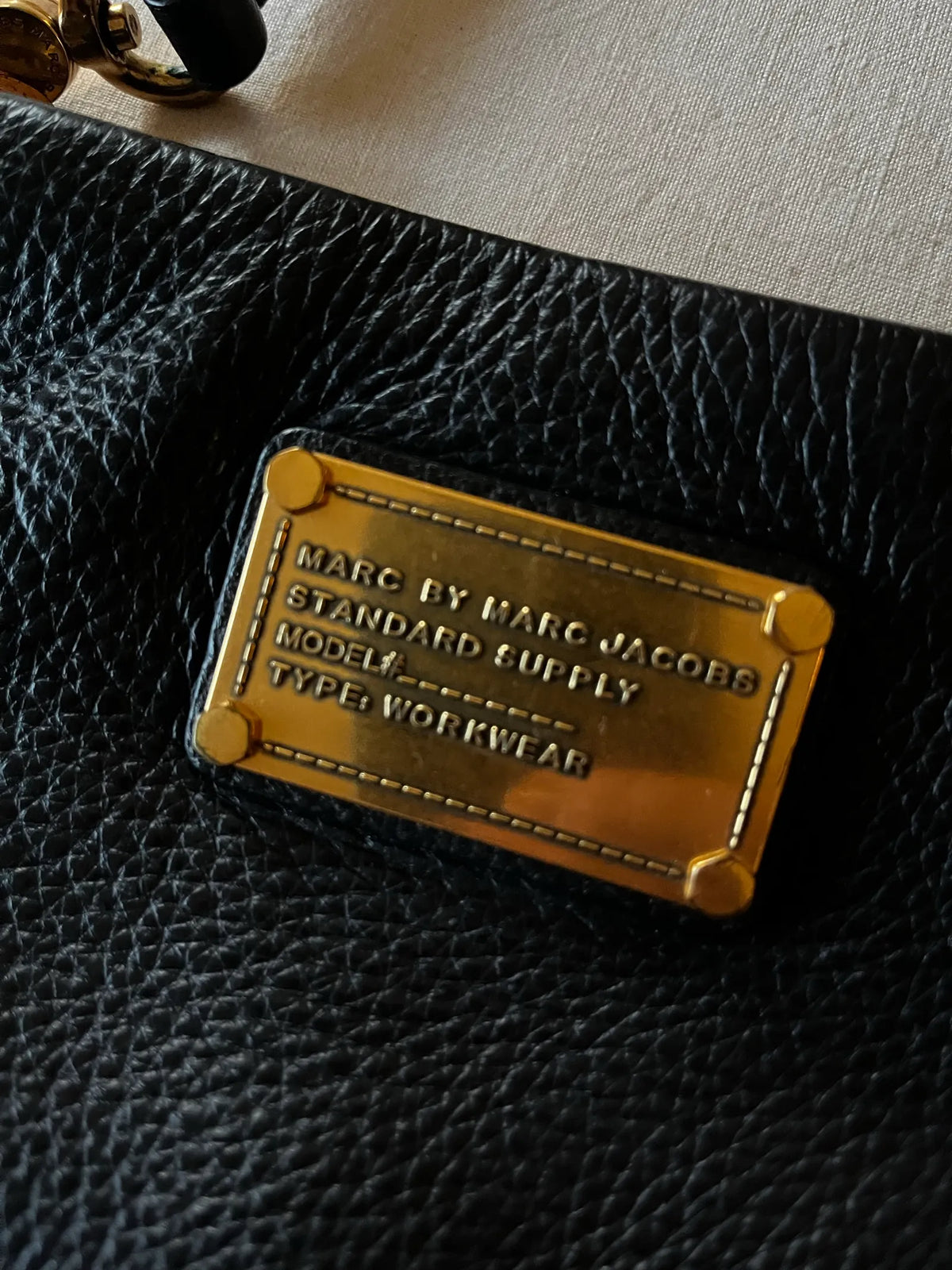 Marc Jacobs Classic Q Percy-skinnaxelremsväska