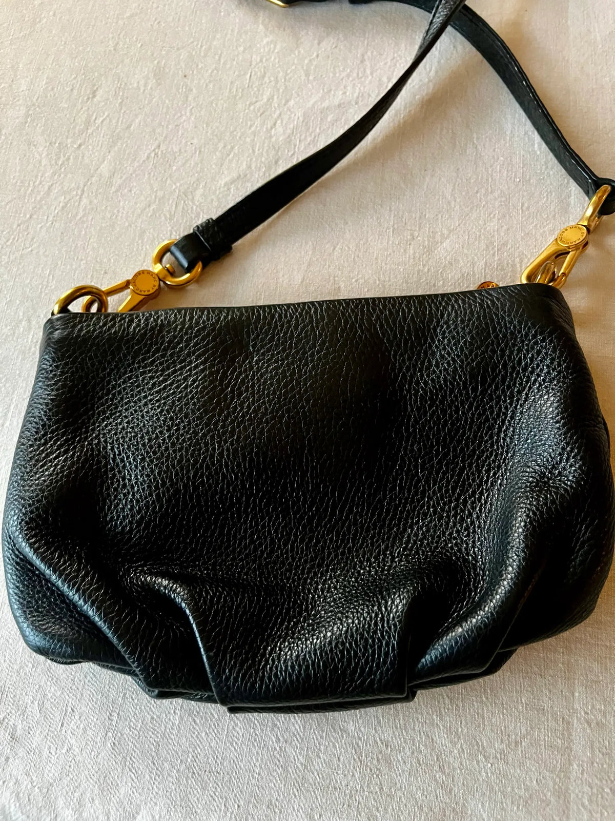 Marc Jacobs Classic Q Percy-skinnaxelremsväska