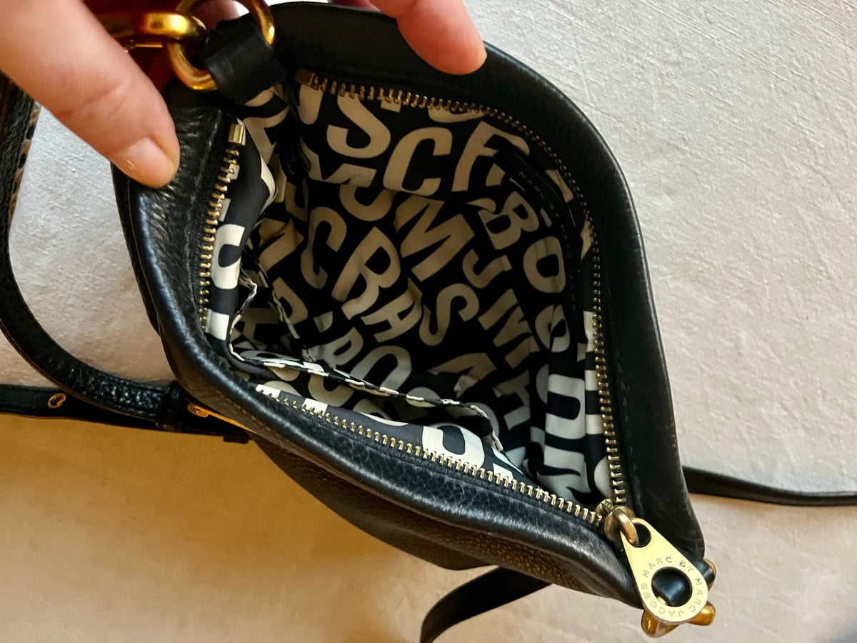 Marc Jacobs Classic Q Percy-skinnaxelremsväska