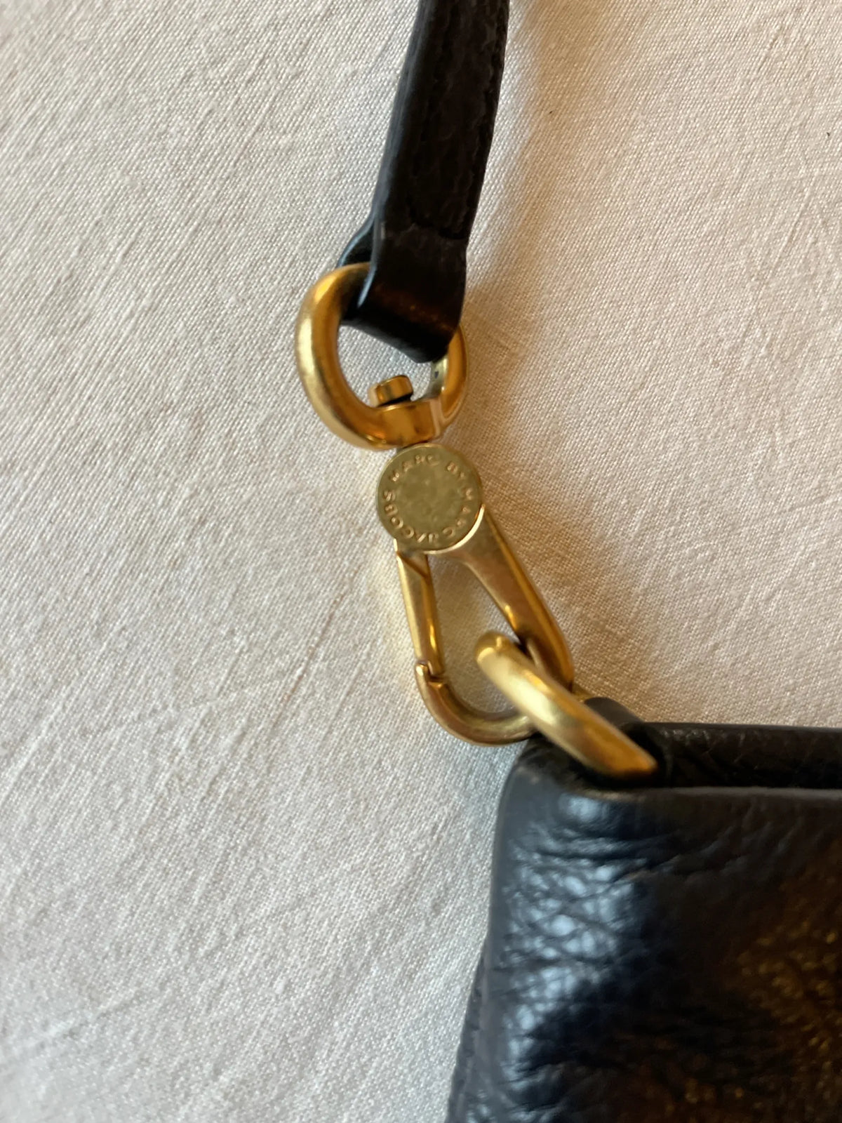 Marc Jacobs Classic Q Percy-skinnaxelremsväska