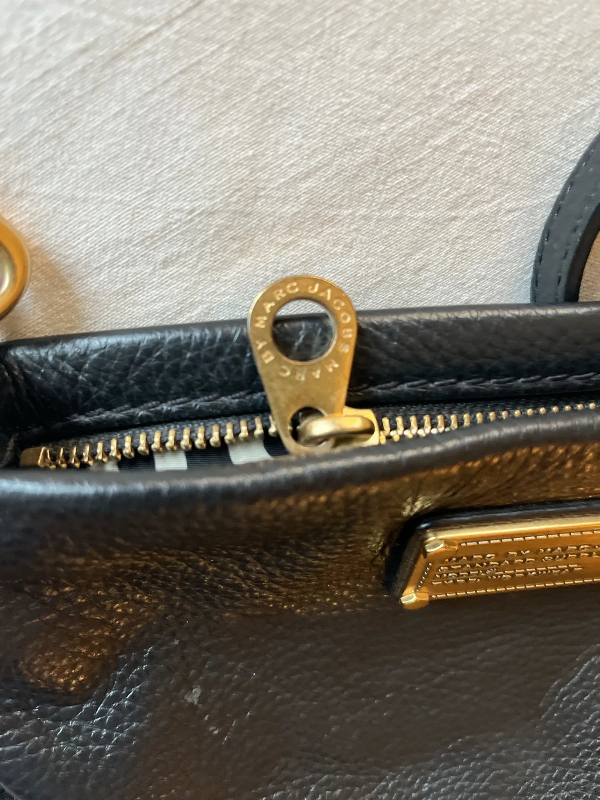 Marc Jacobs Classic Q Percy-skinnaxelremsväska