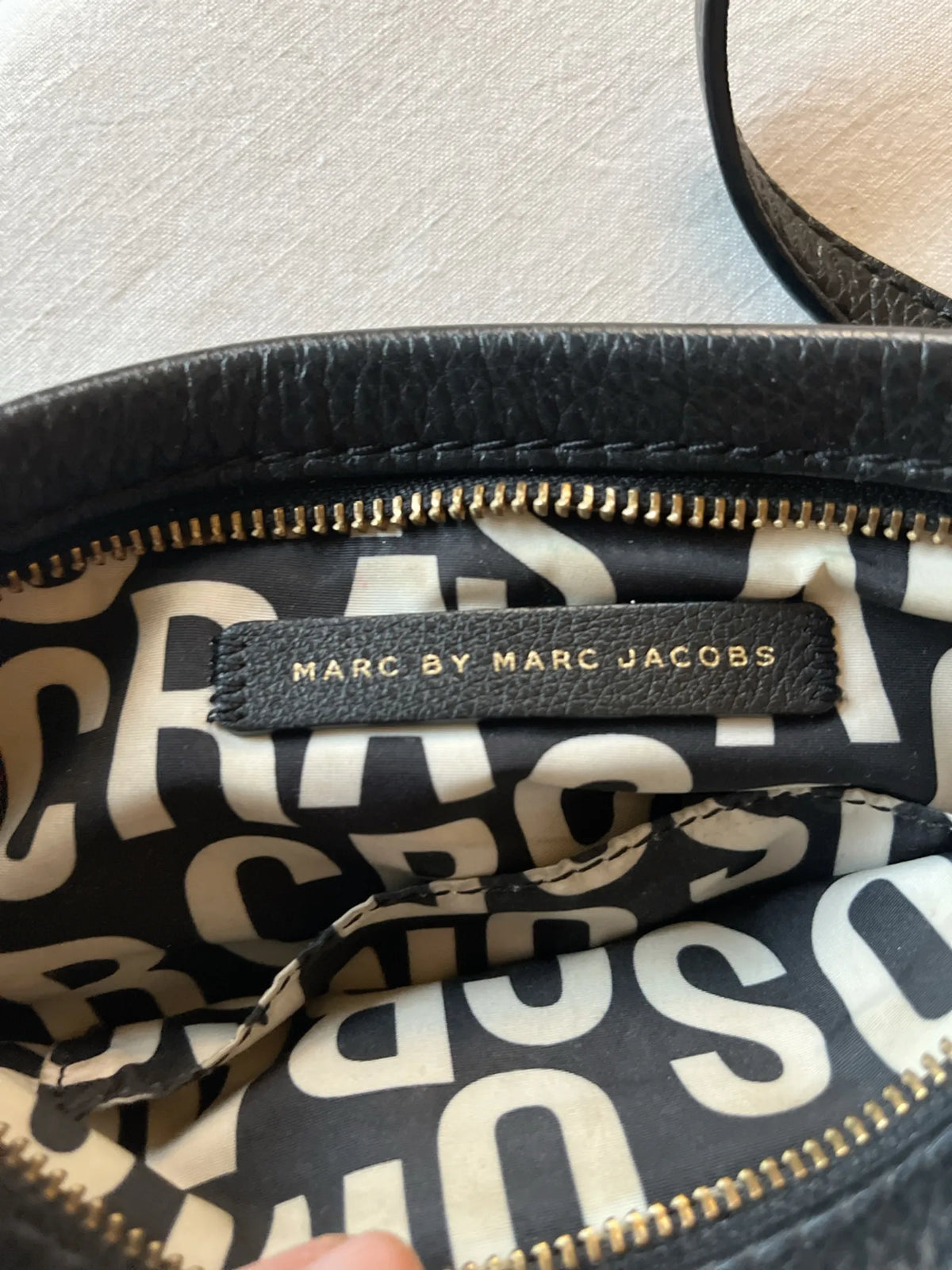 Marc Jacobs Classic Q Percy-skinnaxelremsväska