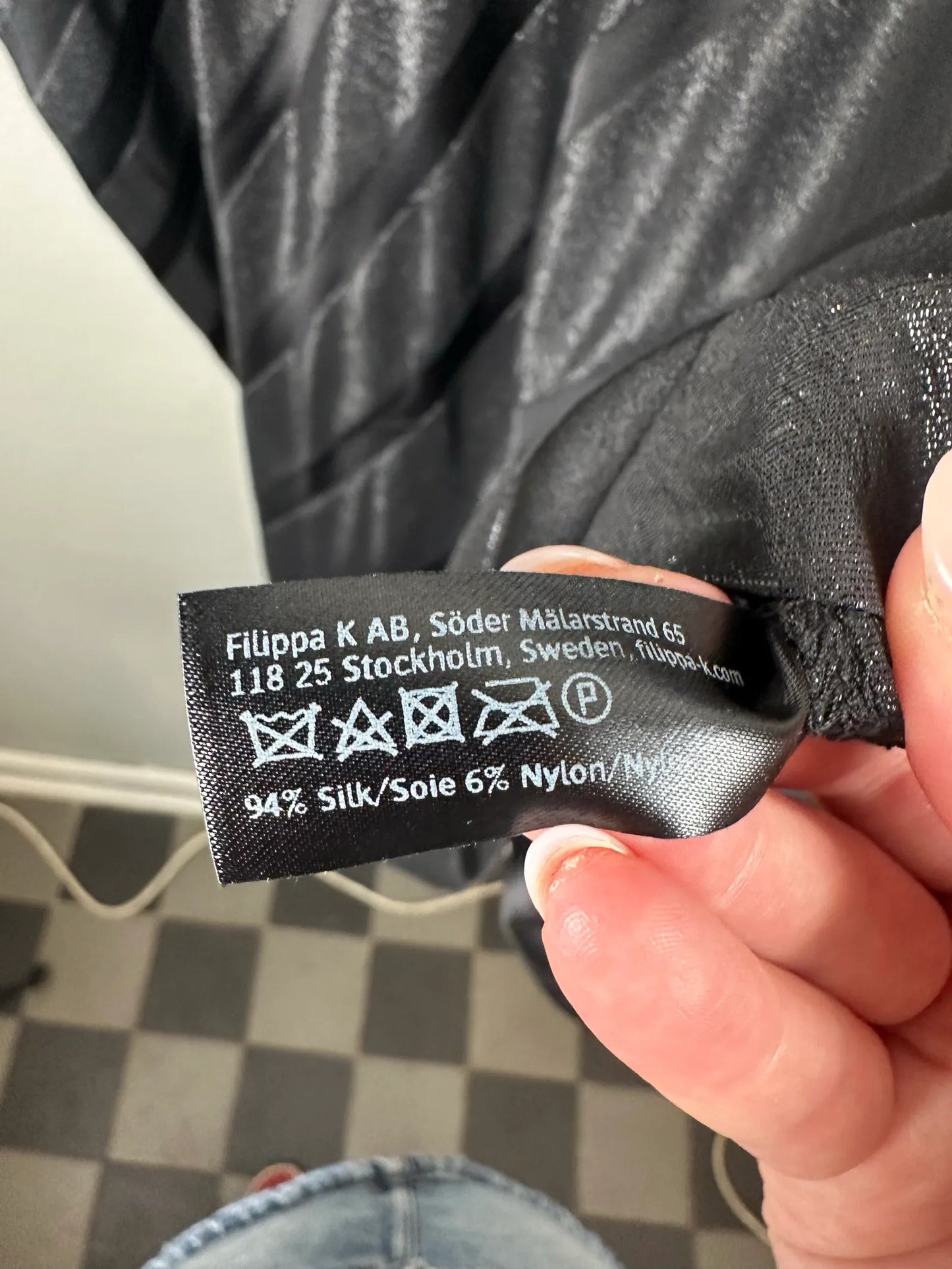 Filippa K-sidenklänning