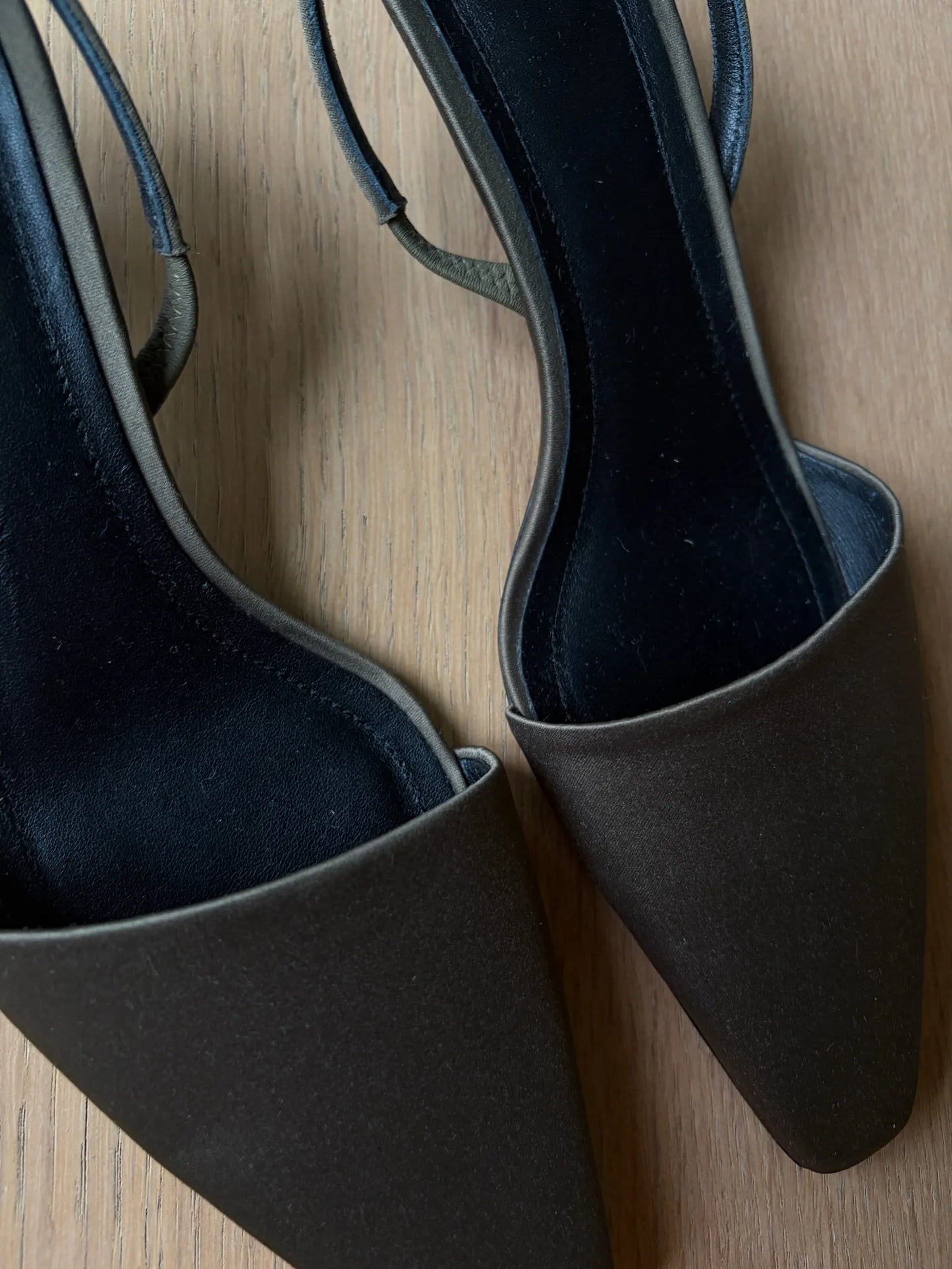 Toteme Satin Slingback-skinnklackar NWOT