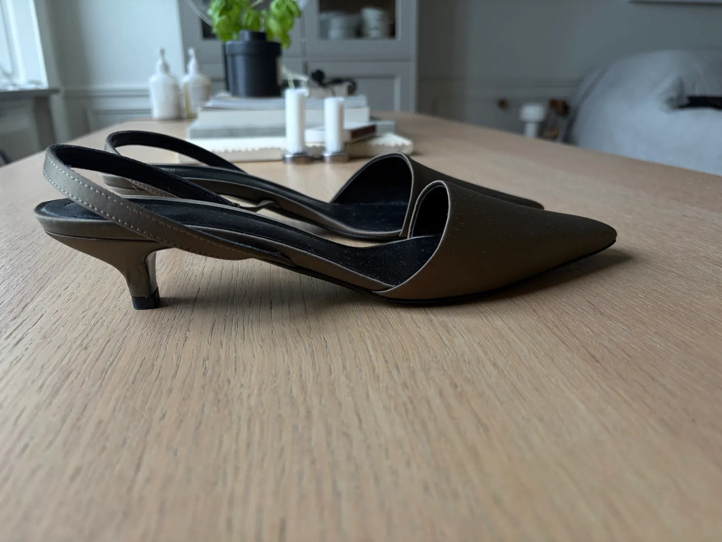 Toteme Satin Slingback-skinnklackar NWOT