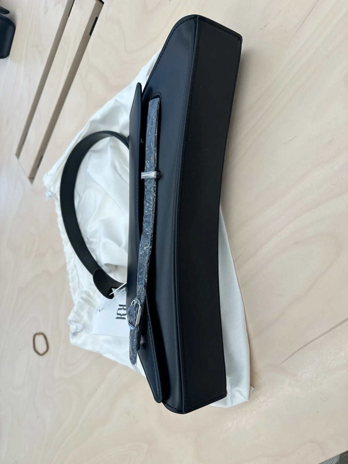 Keyimu Sleek Baguette-skinnaxelremsväska NWT