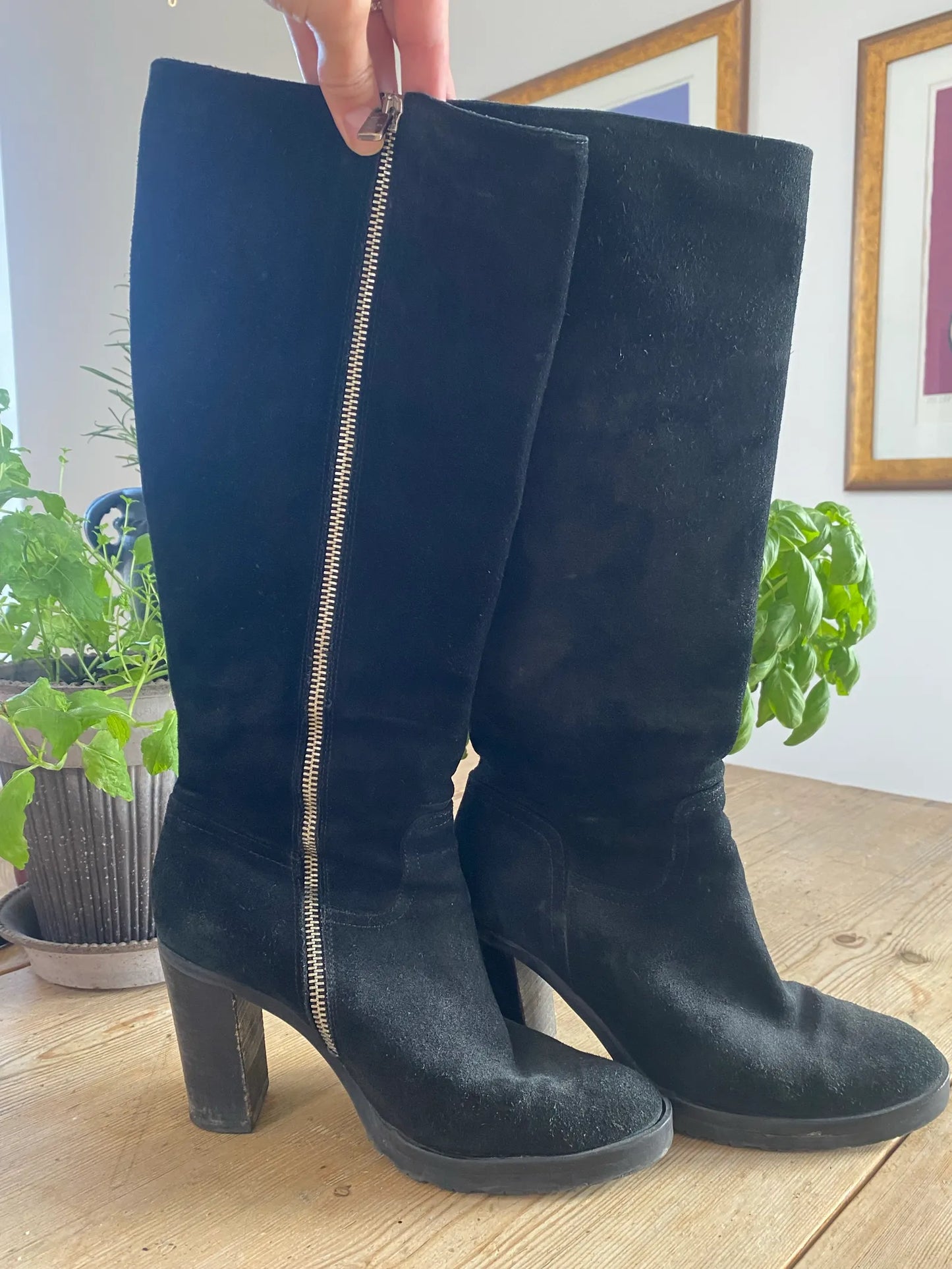 Apair-boots