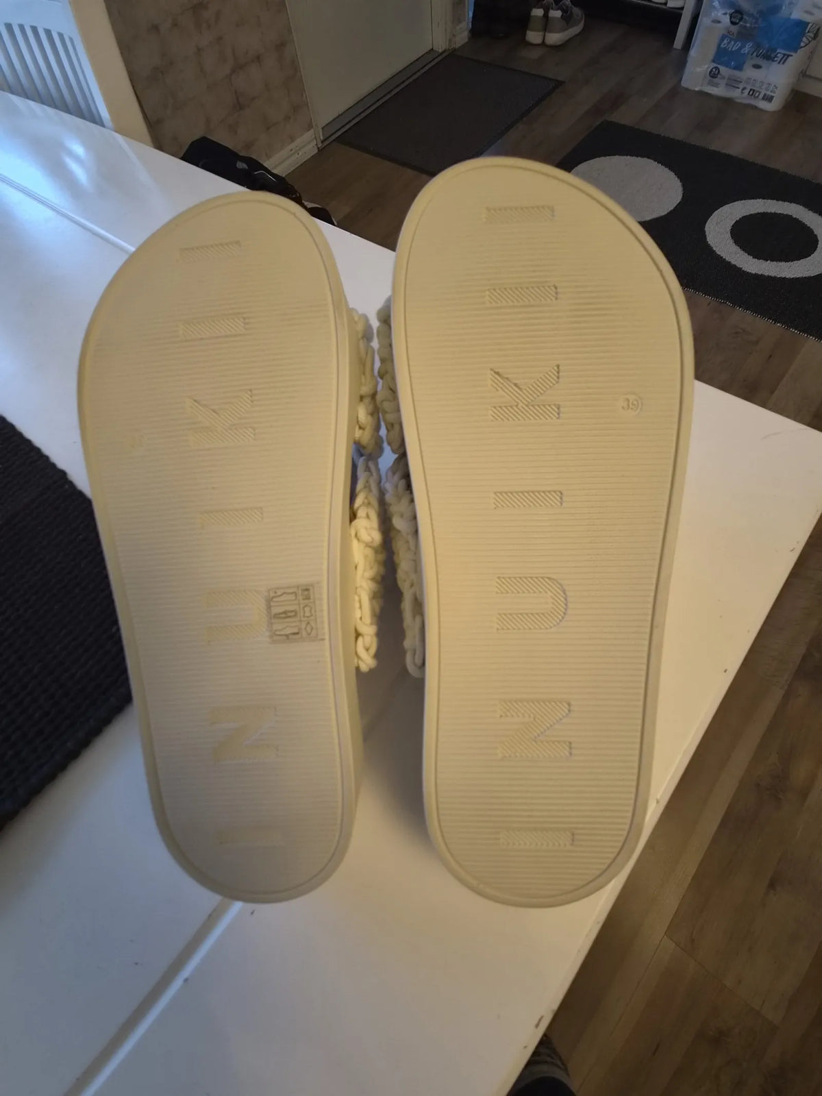 Inuikii-sandaler NWOT