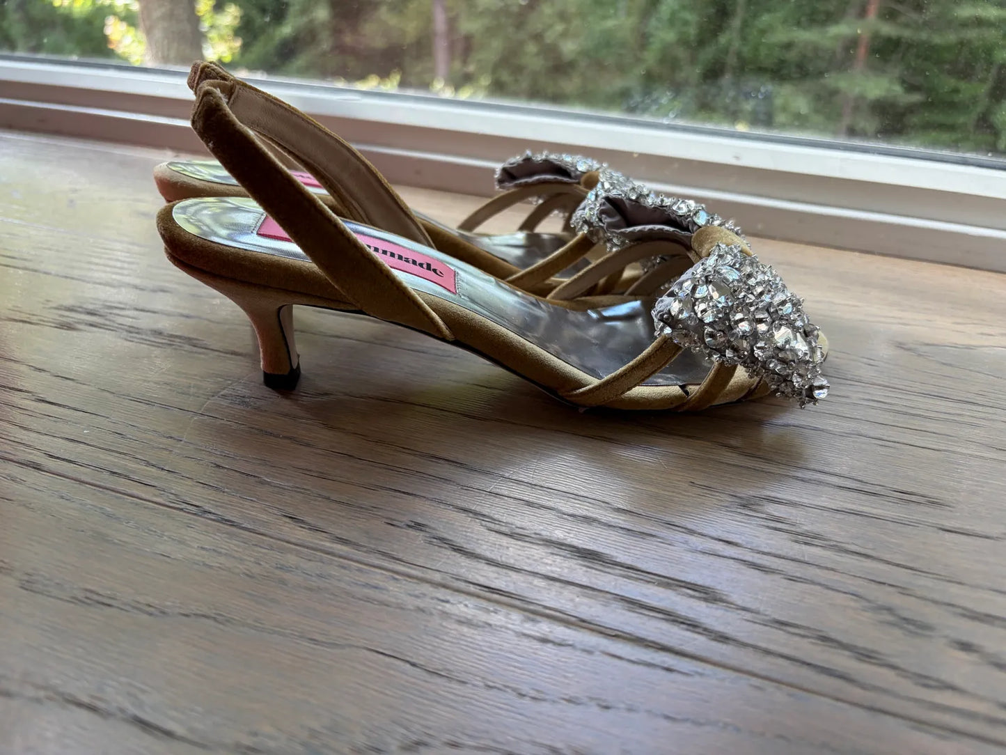 Custommade Ambla Crystal Bow-skinnklackar NWT