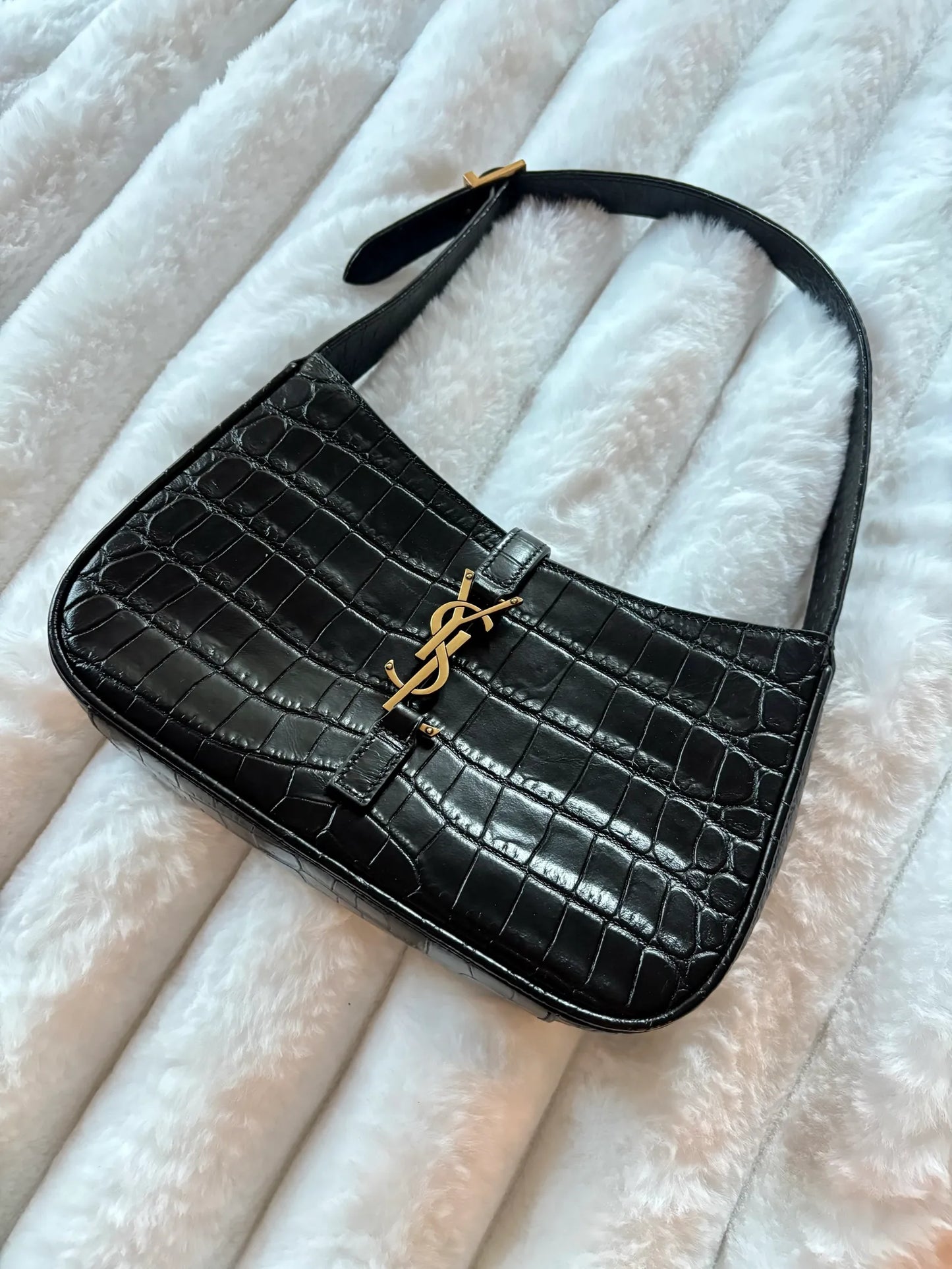Yves Saint Laurent Le 5 À 7 In Crocodile-embossed Shiny Leather Handbag