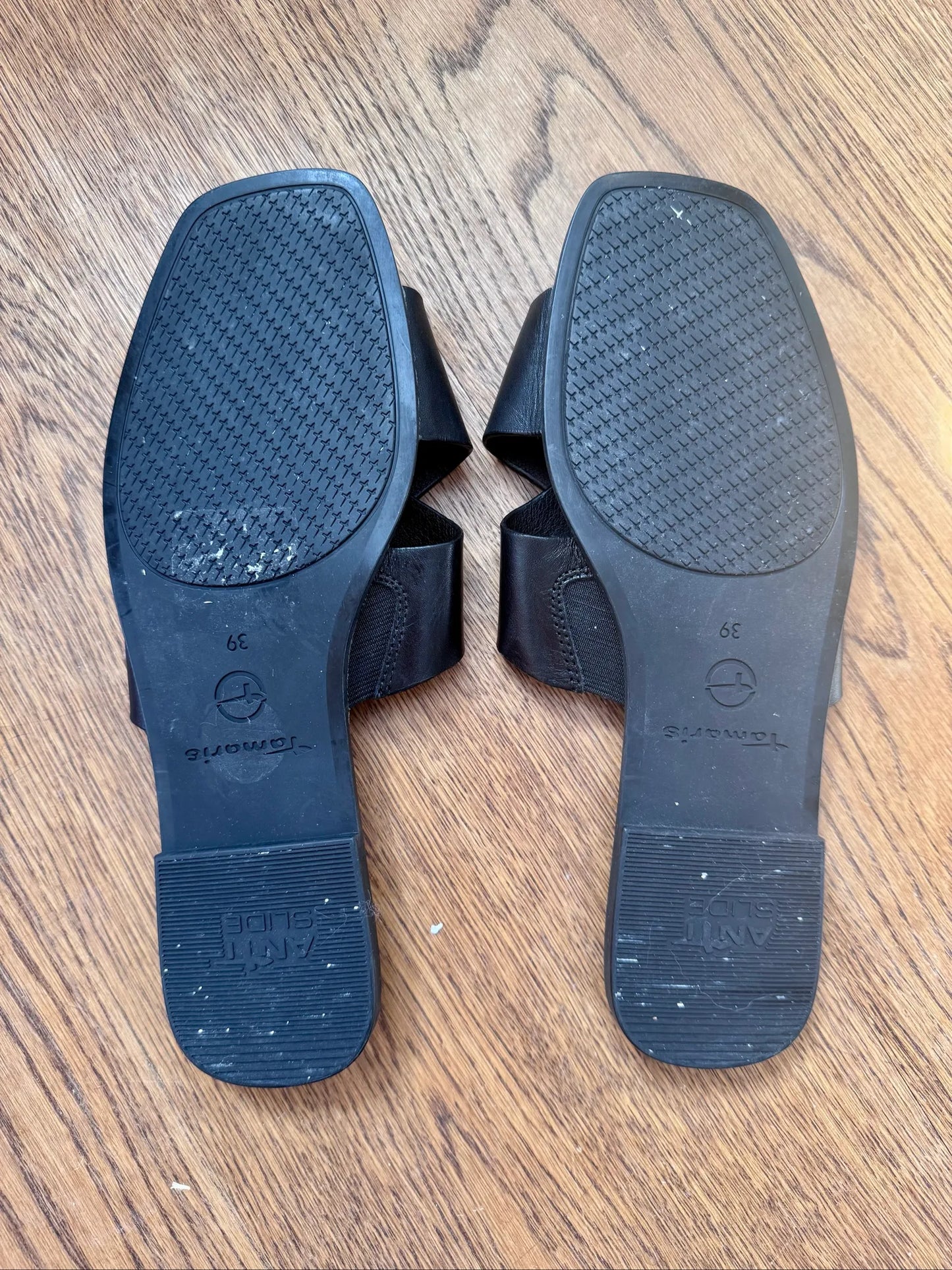 Tamaris-skinnsandaler NWOT