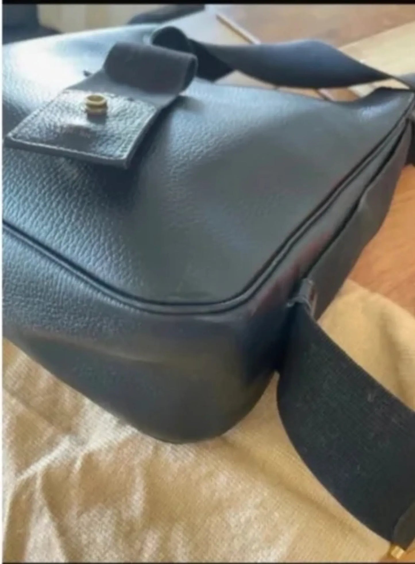 Hermès Tsako-skinnaxelremsväska