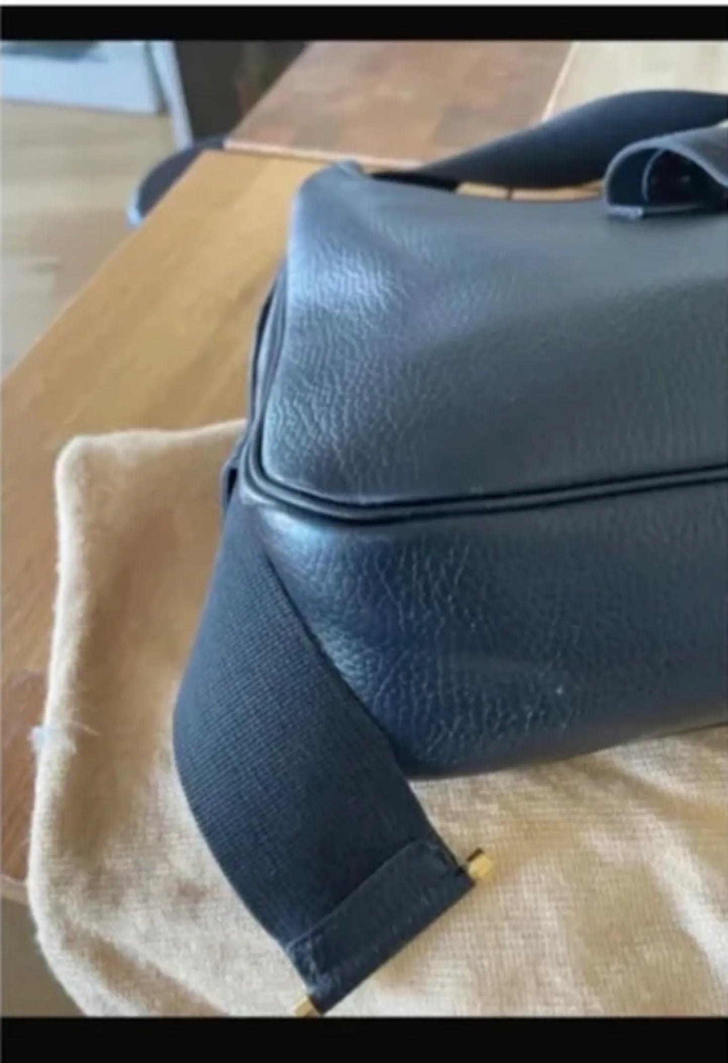 Hermès Tsako-skinnaxelremsväska