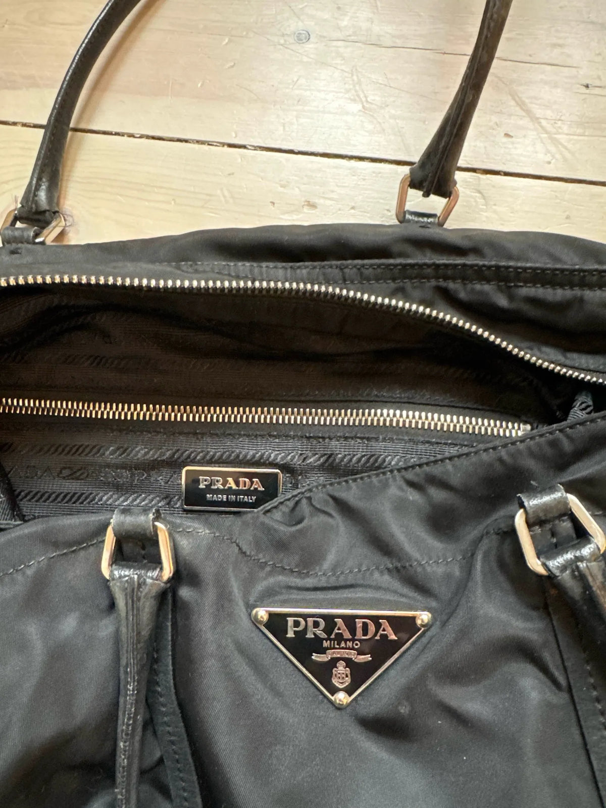 Prada Tessuto-axelremsväska
