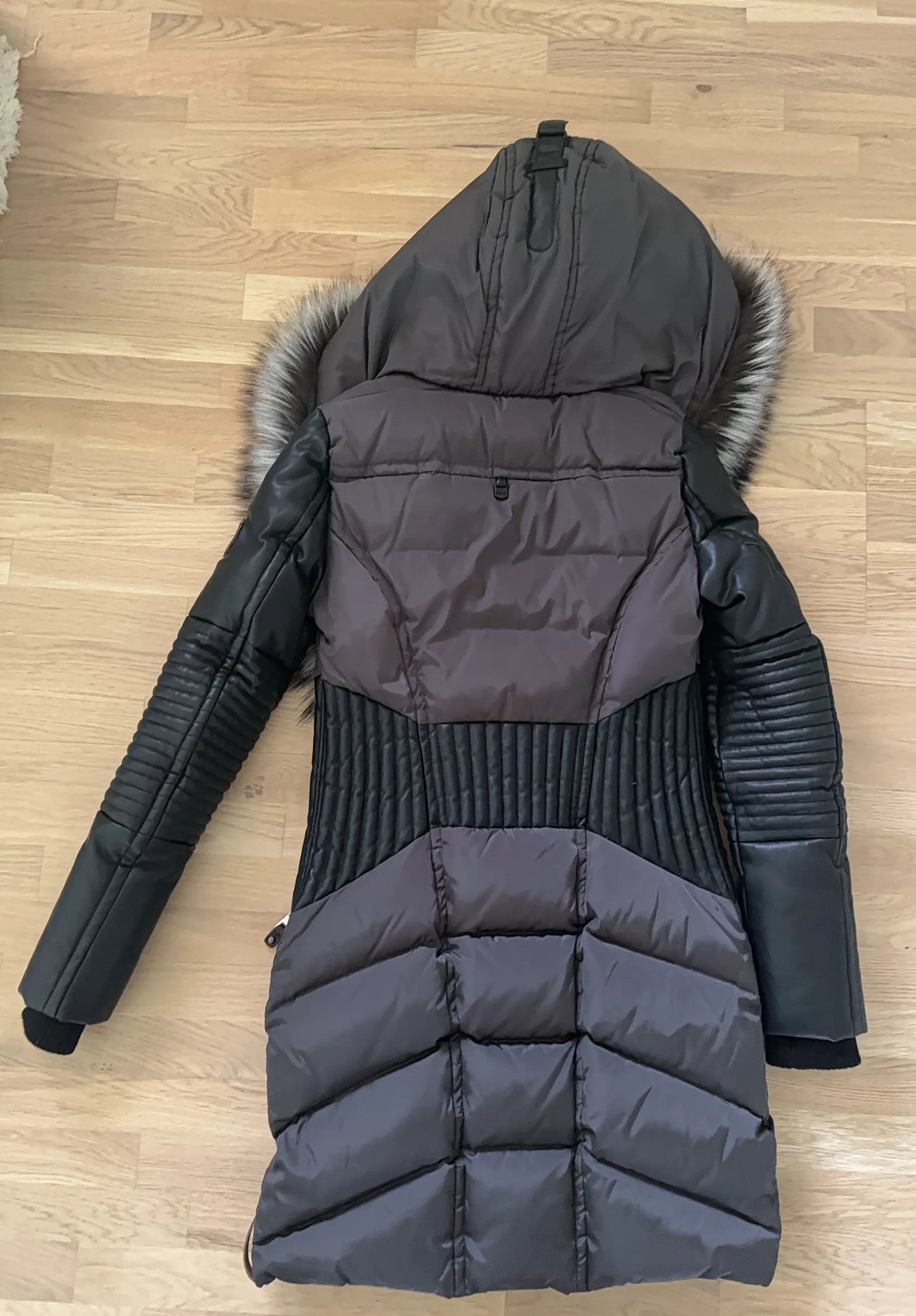 Nicole Benisti-skinndunjacka NWOT