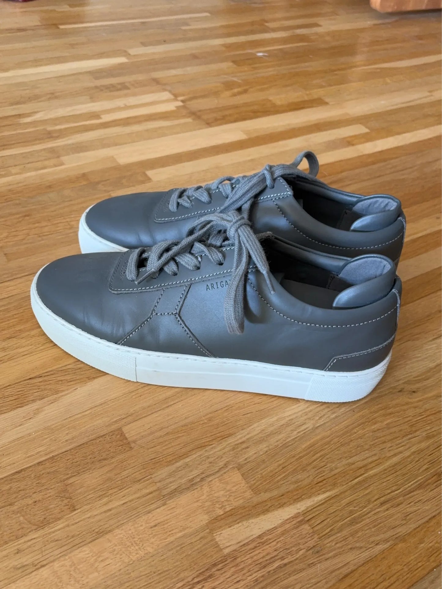 Axel Arigato-skinnsneakers NWOT