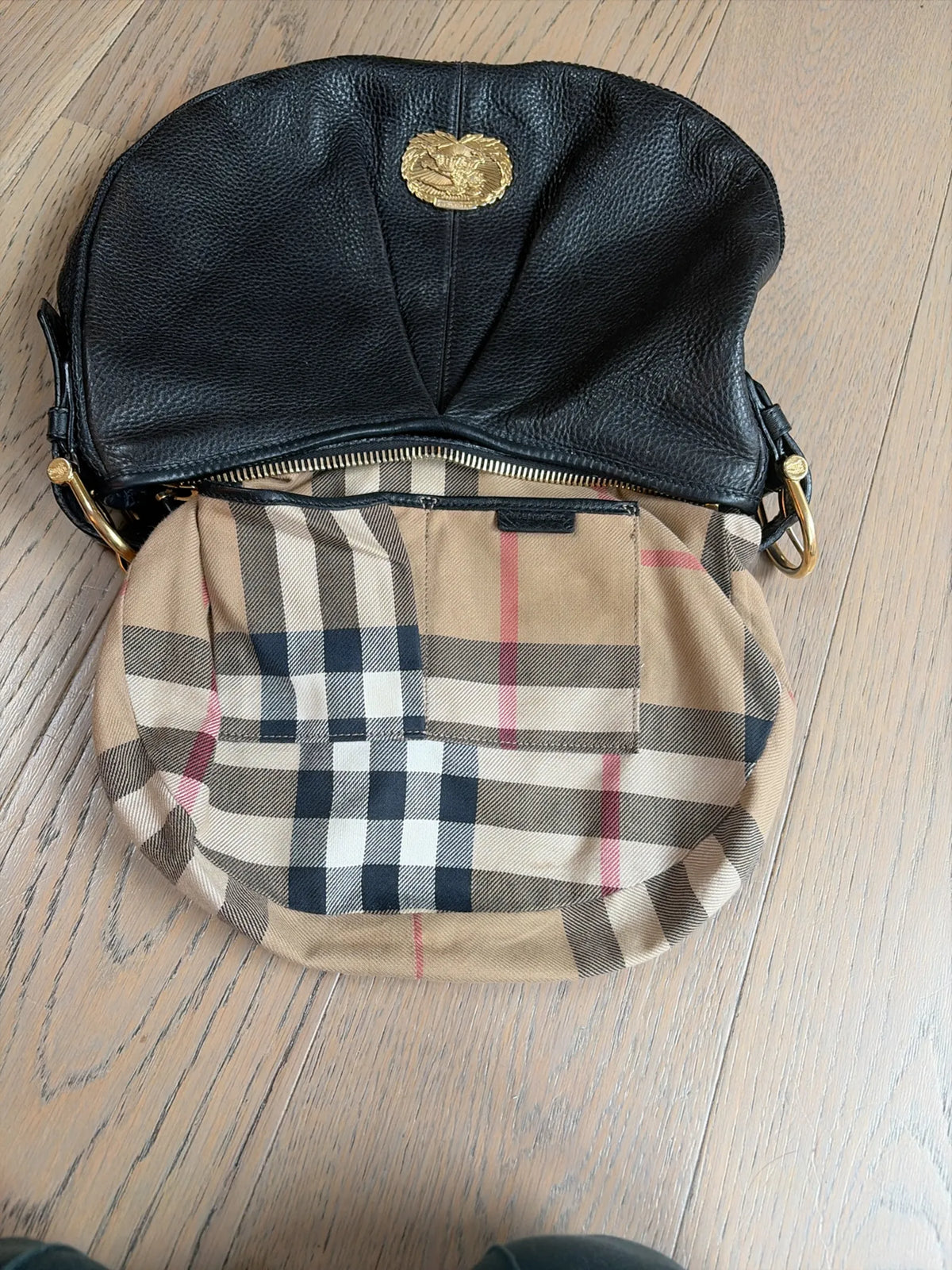 Burberry Malika Hobo-skinnaxelremsväska