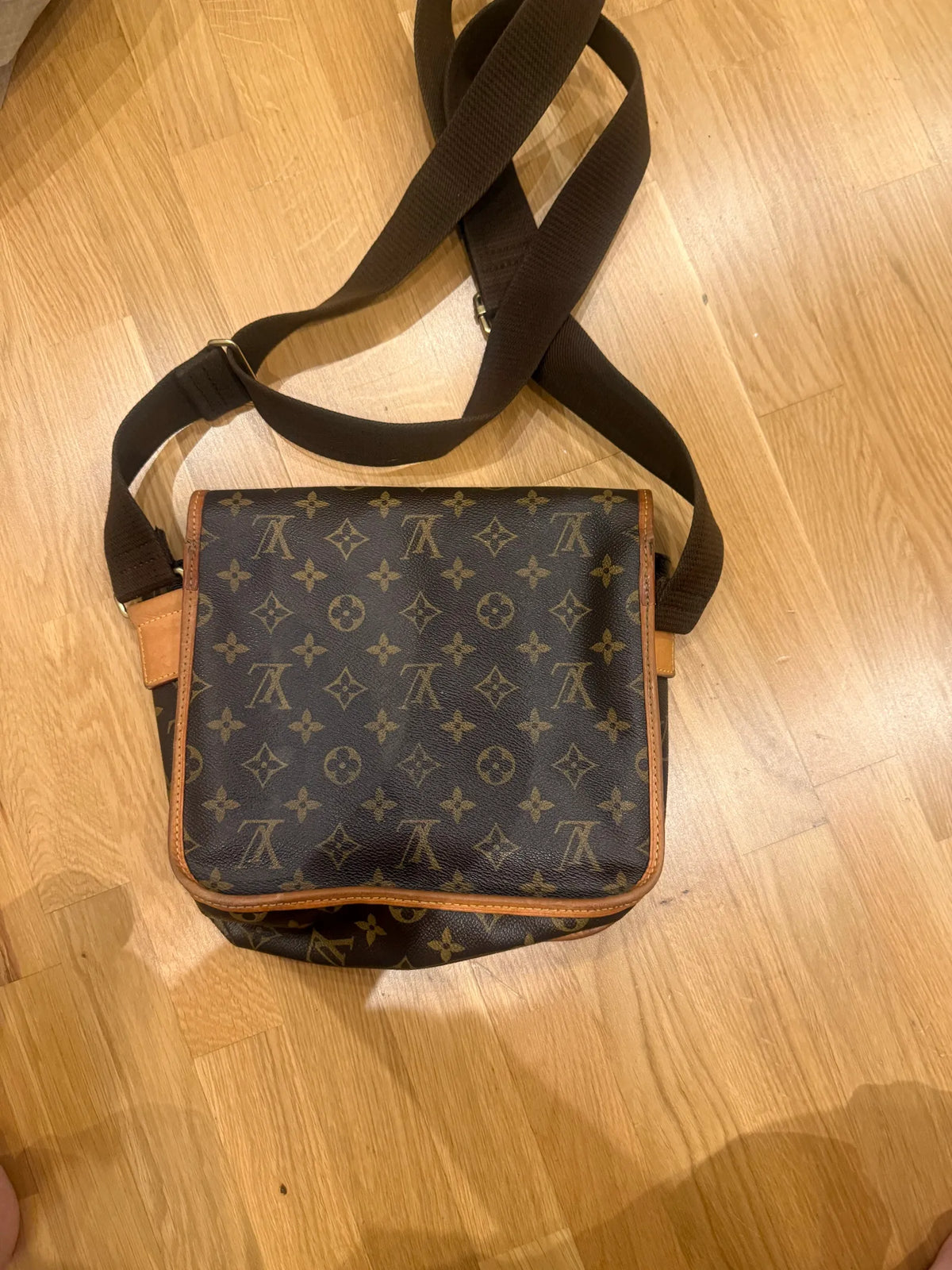 Louis Vuitton Bosphore-skinnaxelremsväska