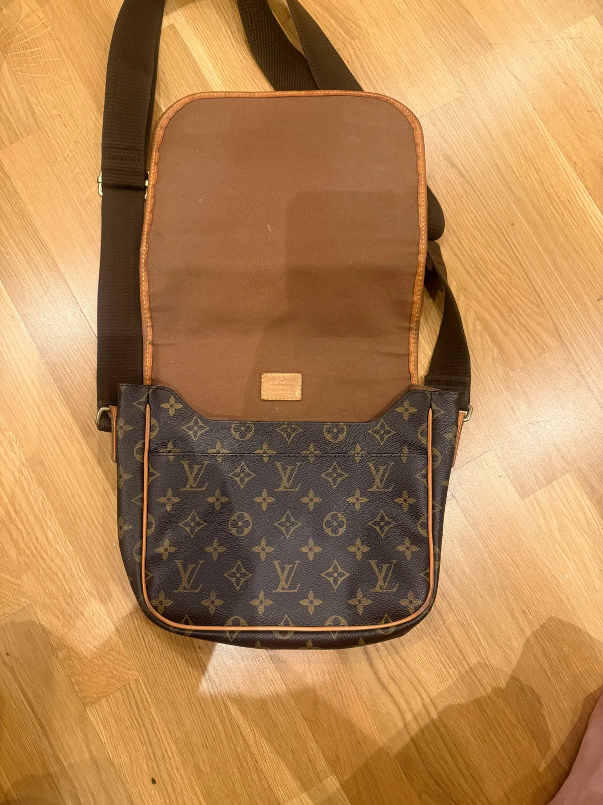 Louis Vuitton Bosphore-skinnaxelremsväska