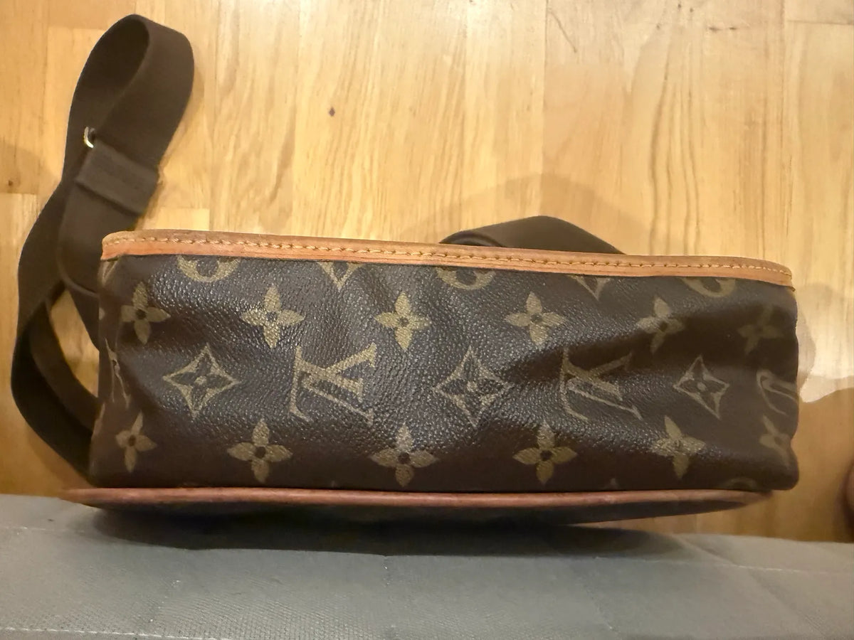 Louis Vuitton Bosphore-skinnaxelremsväska