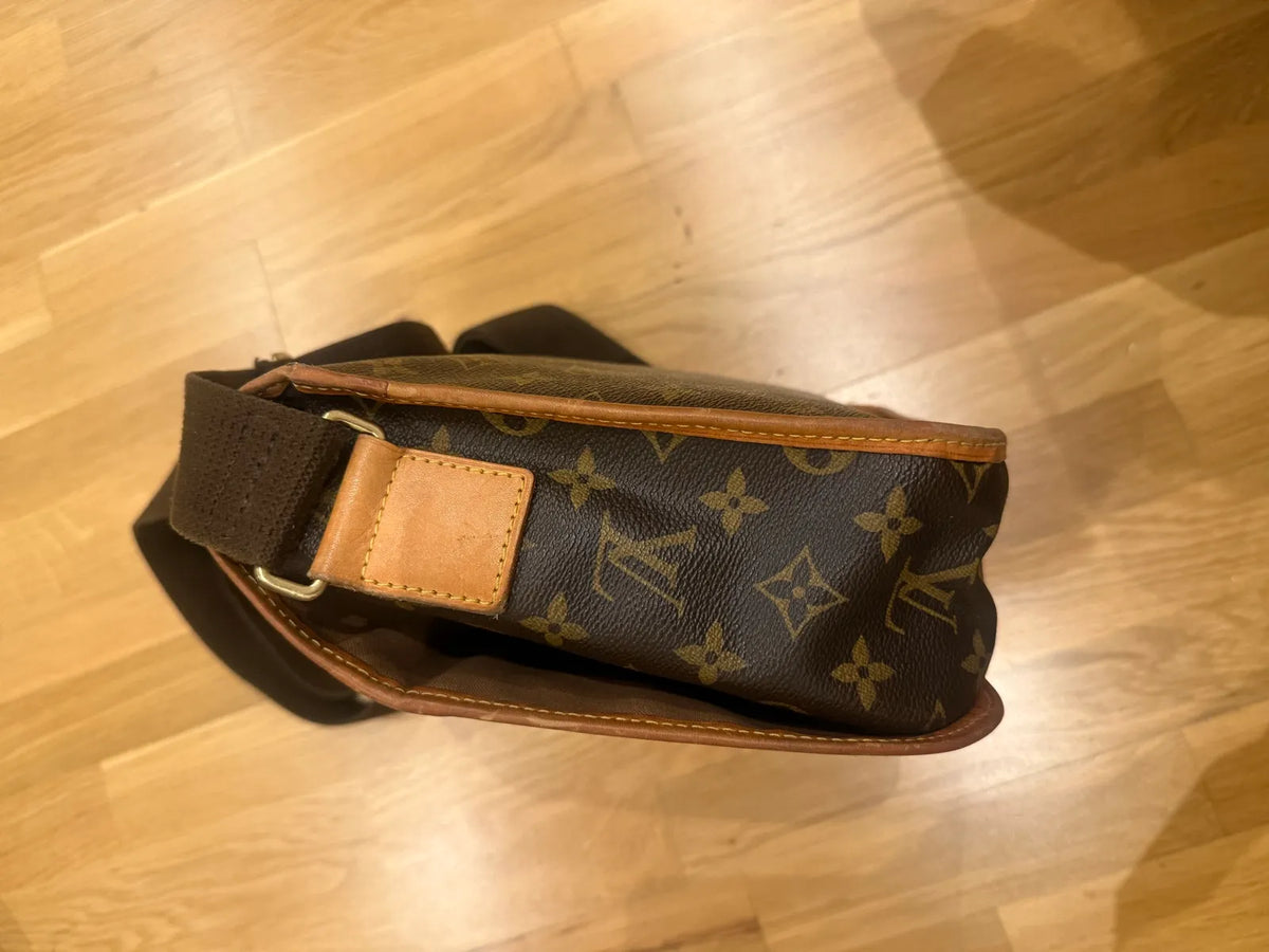 Louis Vuitton Bosphore-skinnaxelremsväska