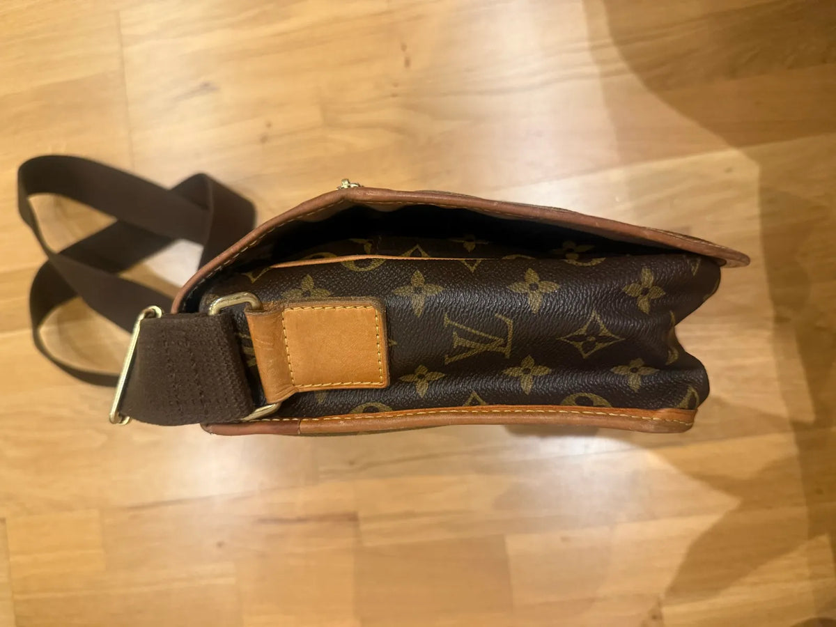 Louis Vuitton Bosphore-skinnaxelremsväska
