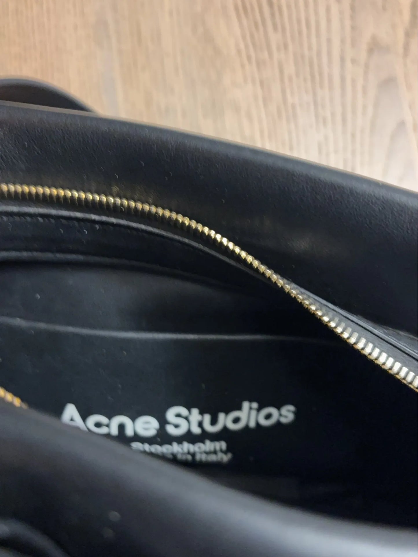 Acne Studios Musubi Shoulder-skinnaxelremsväska