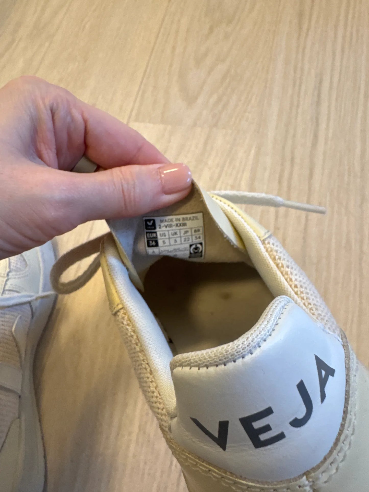 Veja-skinnsneakers