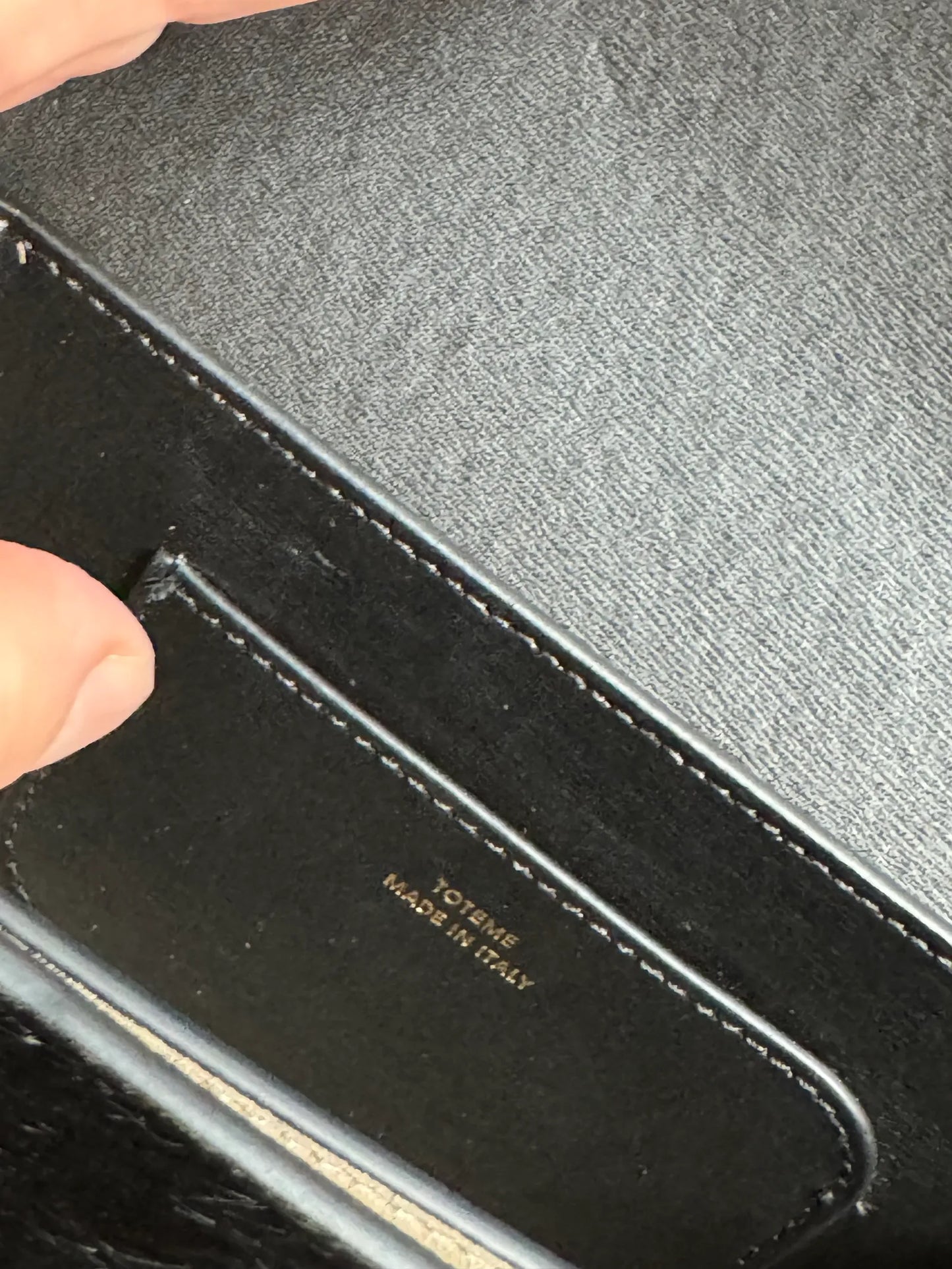 Toteme Mini T-flap-skinnaxelremsväska