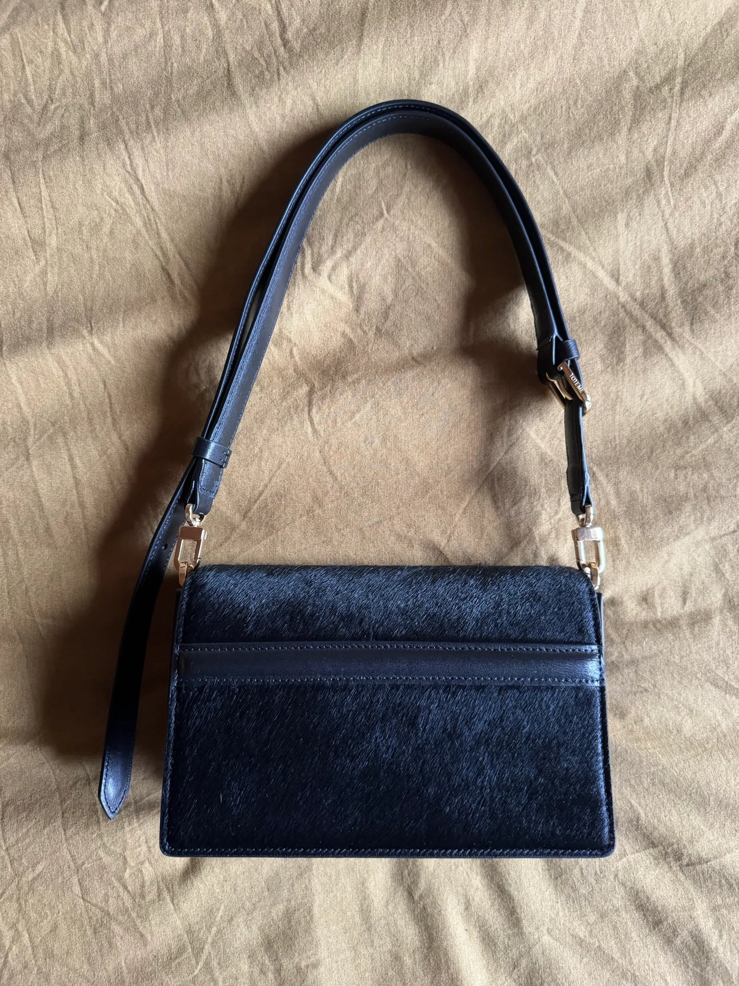 Toteme Mini T-flap-skinnaxelremsväska