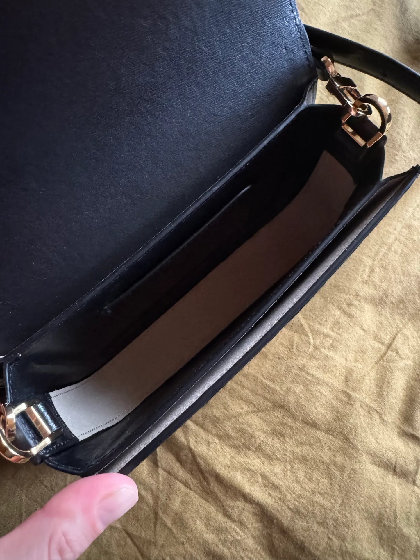Toteme Mini T-flap-skinnaxelremsväska