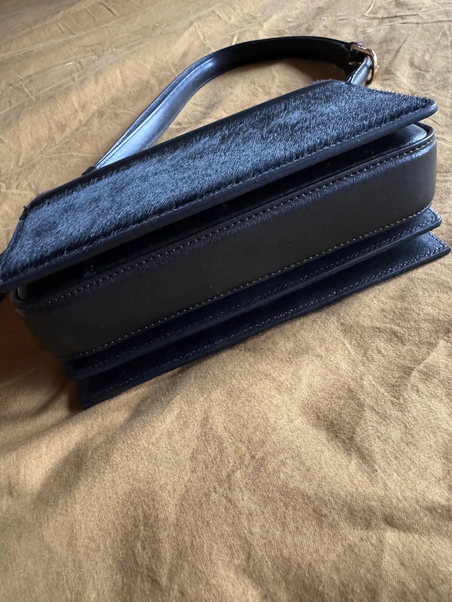 Toteme Mini T-flap-skinnaxelremsväska